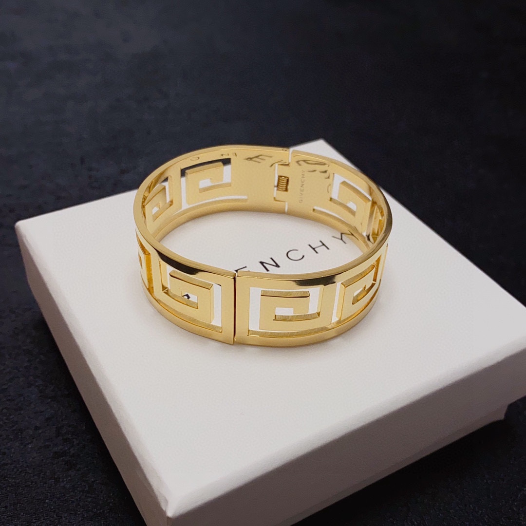 Givenchy’s New Sculpture Blanche: Glamorous Aerobics with Obscurantist Design - 图片 8