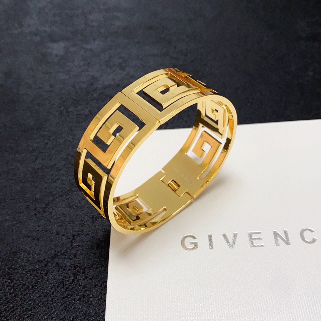 Givenchy’s New Sculpture Blanche: Glamorous Aerobics with Obscurantist Design - 图片 4