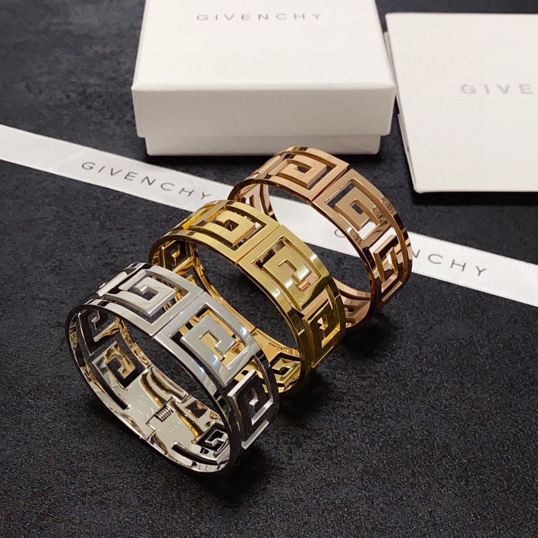 Givenchy’s New Sculpture Blanche: Glamorous Aerobics with Obscurantist Design - 图片 3