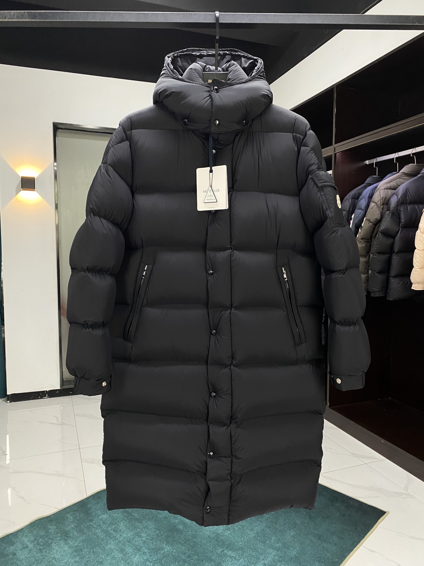 P510 高版本 主推款 新款//Mon* Hanoverian 男女同款连帽长款鹅绒服
Hanoverian长款羽绒夹克采用longue saison面料制成,搭配实用细节设计,保暖与防护兼备。作为Moncler经典之作,此羽绒服采用可拆卸兜帽,搭配覆盖挡风片的正面拉链门襟,防护性能显著提升。
日标90白鹅绒绒填充
尺码:0-5码