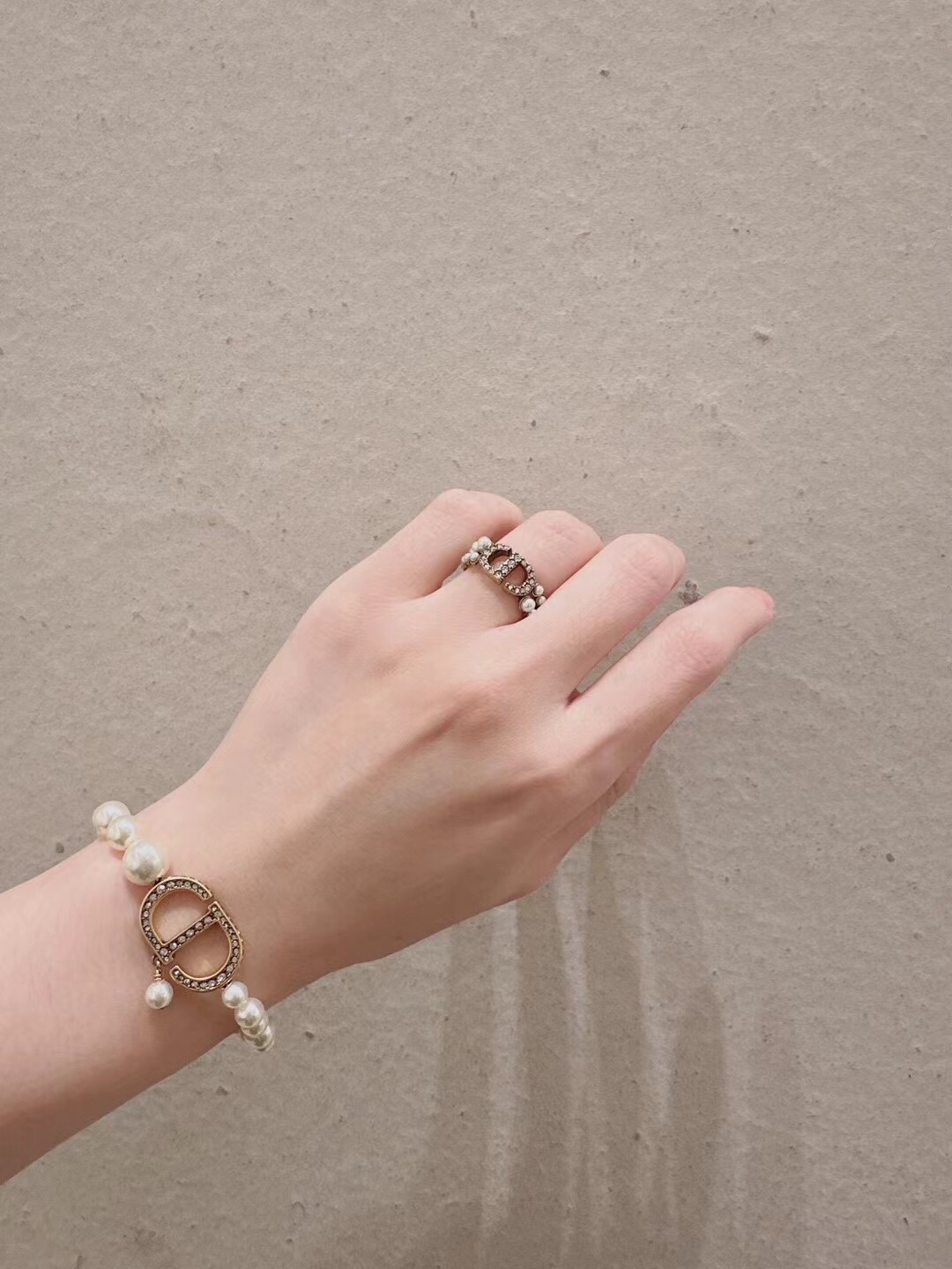 Stylish and Innovative ¥14400 Z Watch: Classic Design with Intricate Details - 图片 3