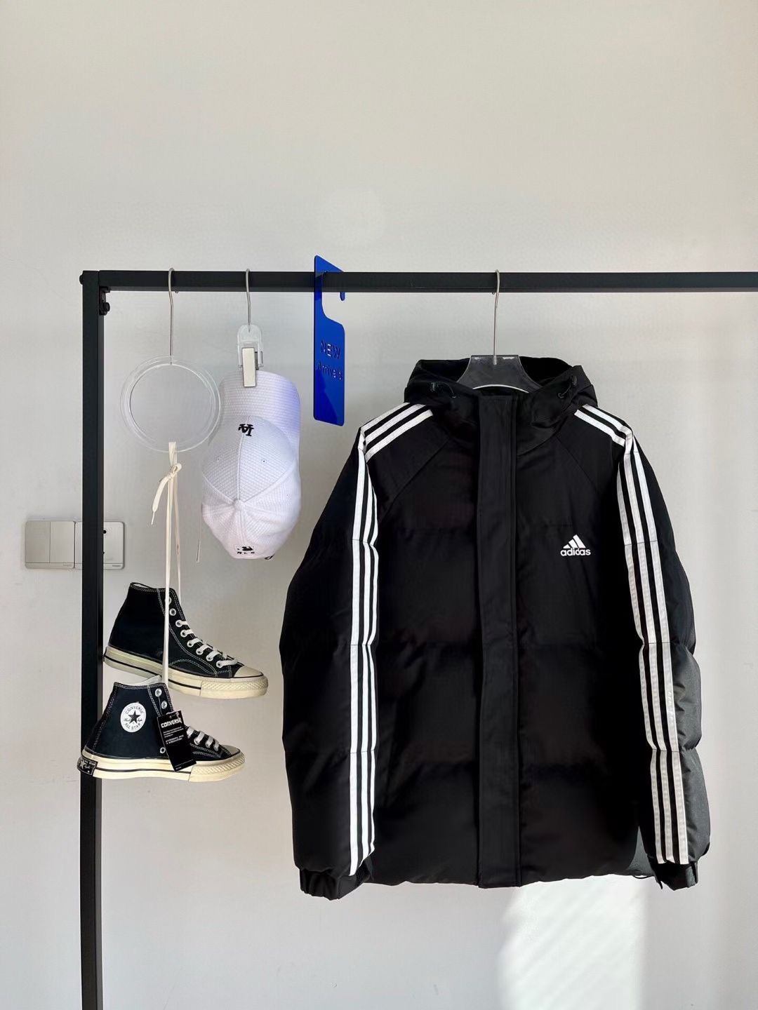 125💰
Adidas/阿迪达斯三叶草专柜经典款三条杠羽绒棉服面包服,三色可选,男女同款,专柜长青百搭款,情侣款面包服,经典百搭永不过时系列✅绝佳冬季穿搭必备单品☀️
寒冬一定闭眼入的百搭单品,面料已做防水涂层 防水防风 袖口松紧设计 内里双层内胆500g手塞羽绒棉填充,连帽➕防寒双门禁设计,防水防风抗寒保暖🌞胸前简约小logo设计➕经典三条杠织带,简约大方 轻松好驾驭 上身效果极佳 刷街必备 白搭神器 个性不单调 百搭神器 放心入手,大厂做工,走线工整,做工精致,三标齐全,诚意满满❤️
🏊🏻非常适合冬季的款,上身百搭不挑人,玩转你的冬天,期待你我共同的驾驭☀️
颜色: 黑色 白色 蓝色
尺码 胸围 衣长 肩宽 推荐身高 推荐体重
m 104 67 46 160-165 80-115
L 108 69 48 165-170,115-145
XL 112 71 50 170-175, 145-160
2XL 116 73 52 175-180,160-180
3XL 120 75 54 180-185 180到200
4XL 124 77 56 180-195,200-220