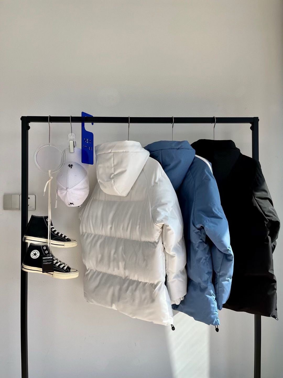 125💰
Adidas/阿迪达斯三叶草专柜经典款三条杠羽绒棉服面包服,三色可选,男女同款,专柜长青百搭款,情侣款面包服,经典百搭永不过时系列✅绝佳冬季穿搭必备单品☀️
寒冬一定闭眼入的百搭单品,面料已做防水涂层 防水防风 袖口松紧设计 内里双层内胆500g手塞羽绒棉填充,连帽➕防寒双门禁设计,防水防风抗寒保暖🌞胸前简约小logo设计➕经典三条杠织带,简约大方 轻松好驾驭 上身效果极佳 刷街必备 白搭神器 个性不单调 百搭神器 放心入手,大厂做工,走线工整,做工精致,三标齐全,诚意满满❤️
🏊🏻非常适合冬季的款,上身百搭不挑人,玩转你的冬天,期待你我共同的驾驭☀️
颜色: 黑色 白色 蓝色
尺码 胸围 衣长 肩宽 推荐身高 推荐体重
m 104 67 46 160-165 80-115
L 108 69 48 165-170,115-145
XL 112 71 50 170-175, 145-160
2XL 116 73 52 175-180,160-180
3XL 120 75 54 180-185 180到200
4XL 124 77 56 180-195,200-220