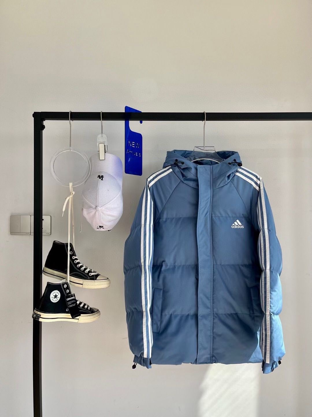 125💰
Adidas/阿迪达斯三叶草专柜经典款三条杠羽绒棉服面包服,三色可选,男女同款,专柜长青百搭款,情侣款面包服,经典百搭永不过时系列✅绝佳冬季穿搭必备单品☀️
寒冬一定闭眼入的百搭单品,面料已做防水涂层 防水防风 袖口松紧设计 内里双层内胆500g手塞羽绒棉填充,连帽➕防寒双门禁设计,防水防风抗寒保暖🌞胸前简约小logo设计➕经典三条杠织带,简约大方 轻松好驾驭 上身效果极佳 刷街必备 白搭神器 个性不单调 百搭神器 放心入手,大厂做工,走线工整,做工精致,三标齐全,诚意满满❤️
🏊🏻非常适合冬季的款,上身百搭不挑人,玩转你的冬天,期待你我共同的驾驭☀️
颜色: 黑色 白色 蓝色
尺码 胸围 衣长 肩宽 推荐身高 推荐体重
m 104 67 46 160-165 80-115
L 108 69 48 165-170,115-145
XL 112 71 50 170-175, 145-160
2XL 116 73 52 175-180,160-180
3XL 120 75 54 180-185 180到200
4XL 124 77 56 180-195,200-220