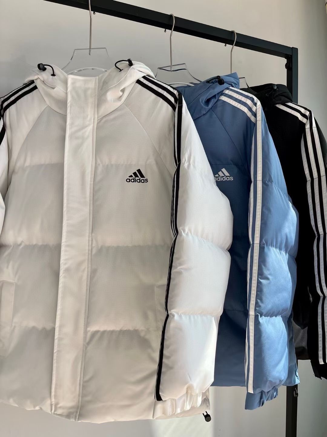 125💰
Adidas/阿迪达斯三叶草专柜经典款三条杠羽绒棉服面包服,三色可选,男女同款,专柜长青百搭款,情侣款面包服,经典百搭永不过时系列✅绝佳冬季穿搭必备单品☀️
寒冬一定闭眼入的百搭单品,面料已做防水涂层 防水防风 袖口松紧设计 内里双层内胆500g手塞羽绒棉填充,连帽➕防寒双门禁设计,防水防风抗寒保暖🌞胸前简约小logo设计➕经典三条杠织带,简约大方 轻松好驾驭 上身效果极佳 刷街必备 白搭神器 个性不单调 百搭神器 放心入手,大厂做工,走线工整,做工精致,三标齐全,诚意满满❤️
🏊🏻非常适合冬季的款,上身百搭不挑人,玩转你的冬天,期待你我共同的驾驭☀️
颜色: 黑色 白色 蓝色
尺码 胸围 衣长 肩宽 推荐身高 推荐体重
m 104 67 46 160-165 80-115
L 108 69 48 165-170,115-145
XL 112 71 50 170-175, 145-160
2XL 116 73 52 175-180,160-180
3XL 120 75 54 180-185 180到200
4XL 124 77 56 180-195,200-220