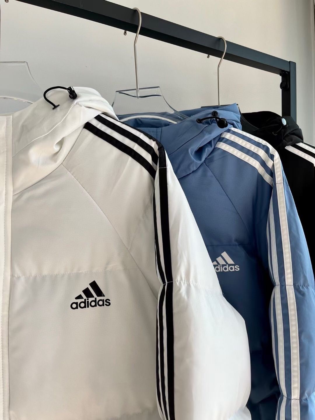 125💰
Adidas/阿迪达斯三叶草专柜经典款三条杠羽绒棉服面包服,三色可选,男女同款,专柜长青百搭款,情侣款面包服,经典百搭永不过时系列✅绝佳冬季穿搭必备单品☀️
寒冬一定闭眼入的百搭单品,面料已做防水涂层 防水防风 袖口松紧设计 内里双层内胆500g手塞羽绒棉填充,连帽➕防寒双门禁设计,防水防风抗寒保暖🌞胸前简约小logo设计➕经典三条杠织带,简约大方 轻松好驾驭 上身效果极佳 刷街必备 白搭神器 个性不单调 百搭神器 放心入手,大厂做工,走线工整,做工精致,三标齐全,诚意满满❤️
🏊🏻非常适合冬季的款,上身百搭不挑人,玩转你的冬天,期待你我共同的驾驭☀️
颜色: 黑色 白色 蓝色
尺码 胸围 衣长 肩宽 推荐身高 推荐体重
m 104 67 46 160-165 80-115
L 108 69 48 165-170,115-145
XL 112 71 50 170-175, 145-160
2XL 116 73 52 175-180,160-180
3XL 120 75 54 180-185 180到200
4XL 124 77 56 180-195,200-220