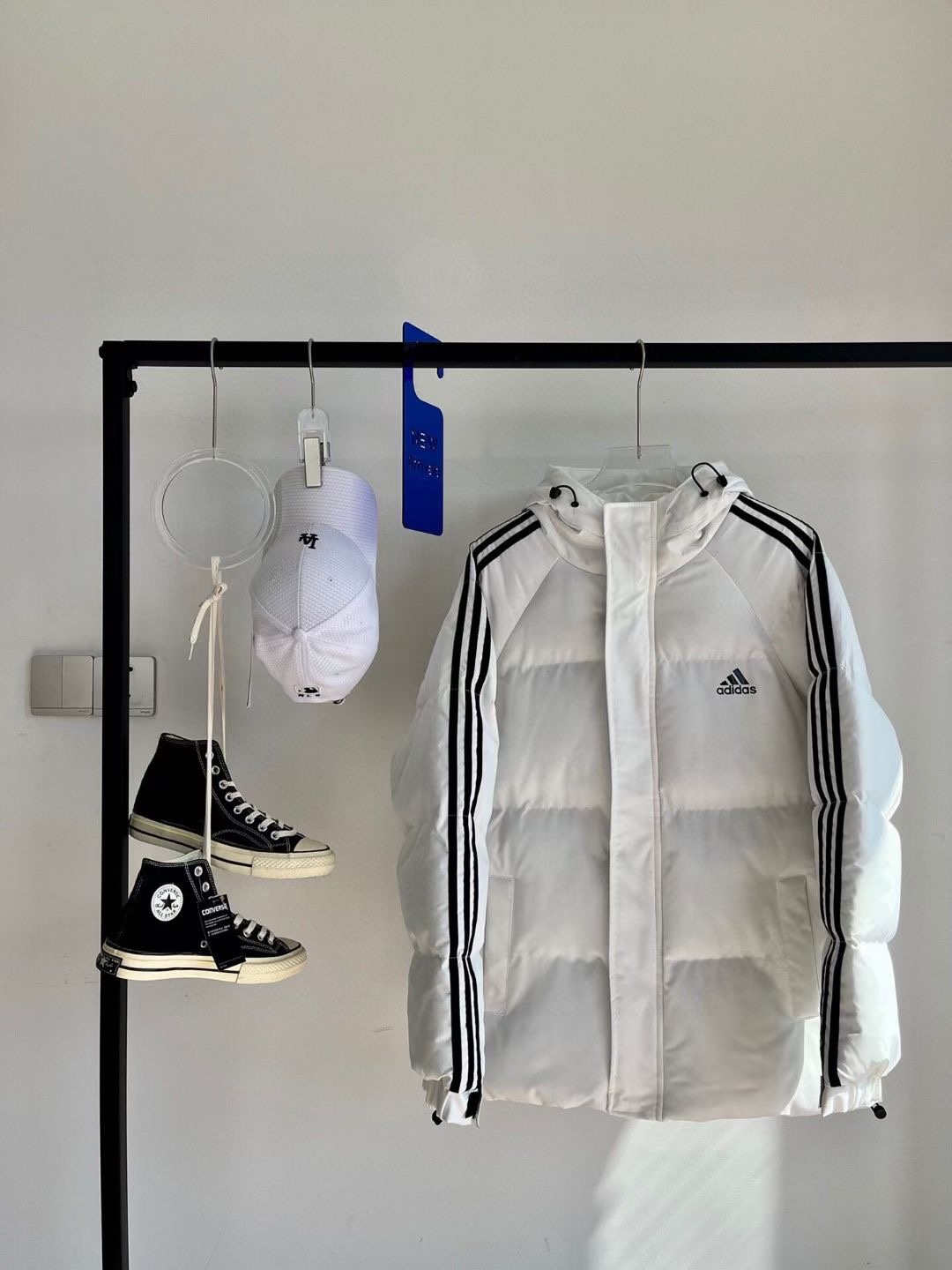 125💰
Adidas/阿迪达斯三叶草专柜经典款三条杠羽绒棉服面包服,三色可选,男女同款,专柜长青百搭款,情侣款面包服,经典百搭永不过时系列✅绝佳冬季穿搭必备单品☀️
寒冬一定闭眼入的百搭单品,面料已做防水涂层 防水防风 袖口松紧设计 内里双层内胆500g手塞羽绒棉填充,连帽➕防寒双门禁设计,防水防风抗寒保暖🌞胸前简约小logo设计➕经典三条杠织带,简约大方 轻松好驾驭 上身效果极佳 刷街必备 白搭神器 个性不单调 百搭神器 放心入手,大厂做工,走线工整,做工精致,三标齐全,诚意满满❤️
🏊🏻非常适合冬季的款,上身百搭不挑人,玩转你的冬天,期待你我共同的驾驭☀️
颜色: 黑色 白色 蓝色
尺码 胸围 衣长 肩宽 推荐身高 推荐体重
m 104 67 46 160-165 80-115
L 108 69 48 165-170,115-145
XL 112 71 50 170-175, 145-160
2XL 116 73 52 175-180,160-180
3XL 120 75 54 180-185 180到200
4XL 124 77 56 180-195,200-220