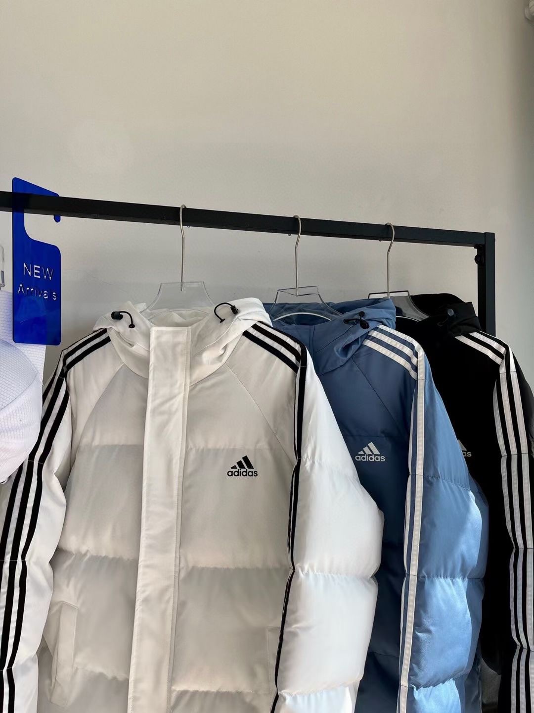 125💰
Adidas/阿迪达斯三叶草专柜经典款三条杠羽绒棉服面包服,三色可选,男女同款,专柜长青百搭款,情侣款面包服,经典百搭永不过时系列✅绝佳冬季穿搭必备单品☀️
寒冬一定闭眼入的百搭单品,面料已做防水涂层 防水防风 袖口松紧设计 内里双层内胆500g手塞羽绒棉填充,连帽➕防寒双门禁设计,防水防风抗寒保暖🌞胸前简约小logo设计➕经典三条杠织带,简约大方 轻松好驾驭 上身效果极佳 刷街必备 白搭神器 个性不单调 百搭神器 放心入手,大厂做工,走线工整,做工精致,三标齐全,诚意满满❤️
🏊🏻非常适合冬季的款,上身百搭不挑人,玩转你的冬天,期待你我共同的驾驭☀️
颜色: 黑色 白色 蓝色
尺码 胸围 衣长 肩宽 推荐身高 推荐体重
m 104 67 46 160-165 80-115
L 108 69 48 165-170,115-145
XL 112 71 50 170-175, 145-160
2XL 116 73 52 175-180,160-180
3XL 120 75 54 180-185 180到200
4XL 124 77 56 180-195,200-220
