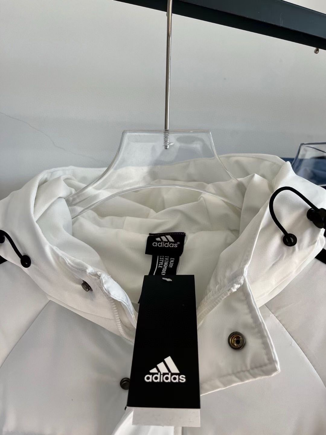 125💰
Adidas/阿迪达斯三叶草专柜经典款三条杠羽绒棉服面包服,三色可选,男女同款,专柜长青百搭款,情侣款面包服,经典百搭永不过时系列✅绝佳冬季穿搭必备单品☀️
寒冬一定闭眼入的百搭单品,面料已做防水涂层 防水防风 袖口松紧设计 内里双层内胆500g手塞羽绒棉填充,连帽➕防寒双门禁设计,防水防风抗寒保暖🌞胸前简约小logo设计➕经典三条杠织带,简约大方 轻松好驾驭 上身效果极佳 刷街必备 白搭神器 个性不单调 百搭神器 放心入手,大厂做工,走线工整,做工精致,三标齐全,诚意满满❤️
🏊🏻非常适合冬季的款,上身百搭不挑人,玩转你的冬天,期待你我共同的驾驭☀️
颜色: 黑色 白色 蓝色
尺码 胸围 衣长 肩宽 推荐身高 推荐体重
m 104 67 46 160-165 80-115
L 108 69 48 165-170,115-145
XL 112 71 50 170-175, 145-160
2XL 116 73 52 175-180,160-180
3XL 120 75 54 180-185 180到200
4XL 124 77 56 180-195,200-220