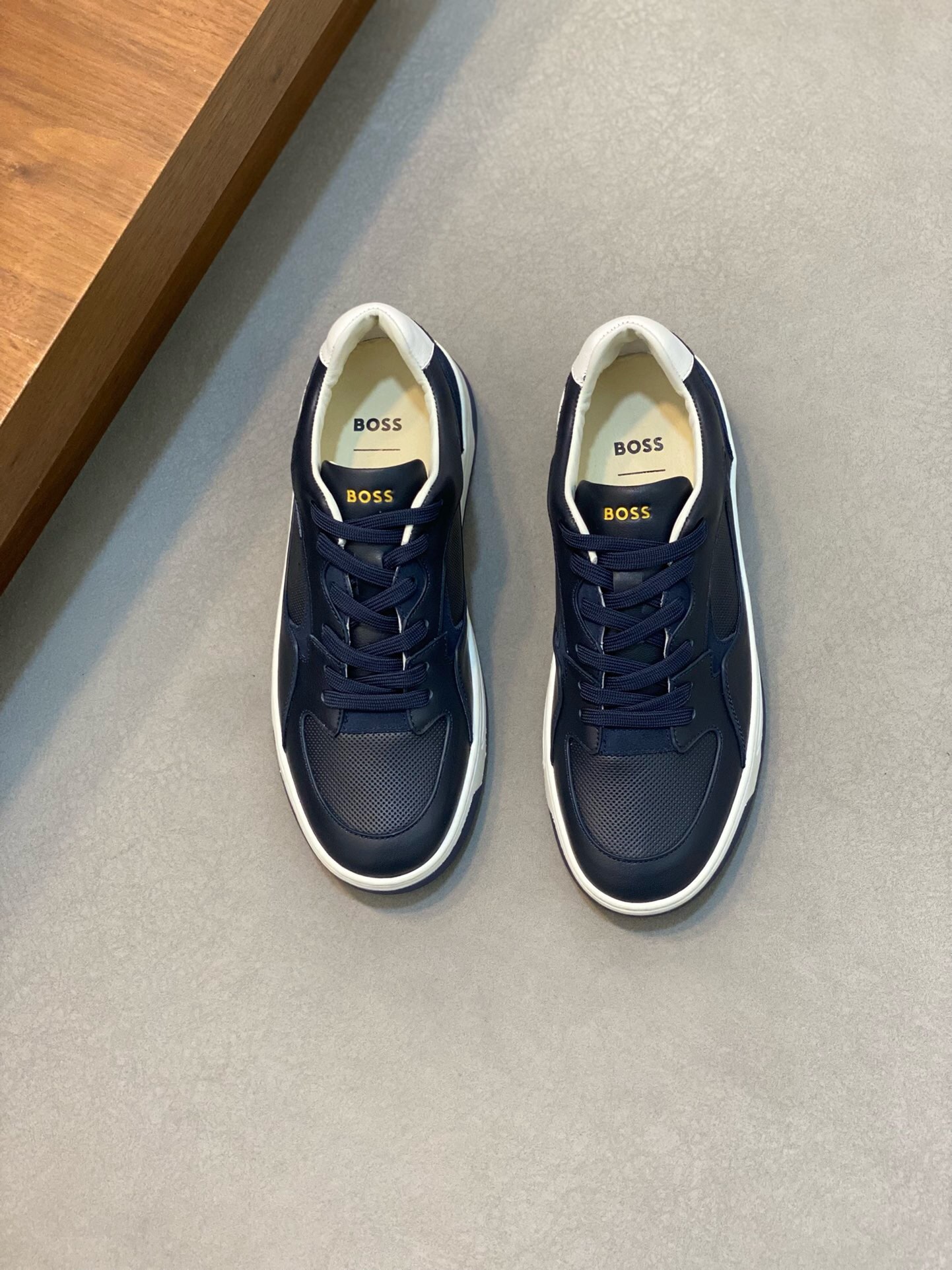 NO:217729,Brand BOSS original color matching Size 39-44 Customized 38.45 Price Material BOSS new casual shoes This sneaker is made of cowhide material, and the tongue is made of branded straps to show interesting brand characteristics. The rubber sole is based on interwoven letter patterns, and the rear decoration is designed with calfskin air compressor logo., BOOS casual shoes, sneakers, cowhide19860909品牌BOSS 颜色原版配色 码数39-44定做38.45 价格 材质BOSS新款休闲鞋 这款运动鞋精选牛皮材质制作,鞋舌以品牌饰带饰边,展现趣味品牌特色.橡胶鞋底以交织字母图案为基础,后饰片则采用小牛皮空压logo设计.,BOOS 休闲鞋,sneakers,cowhide,Men's shoes