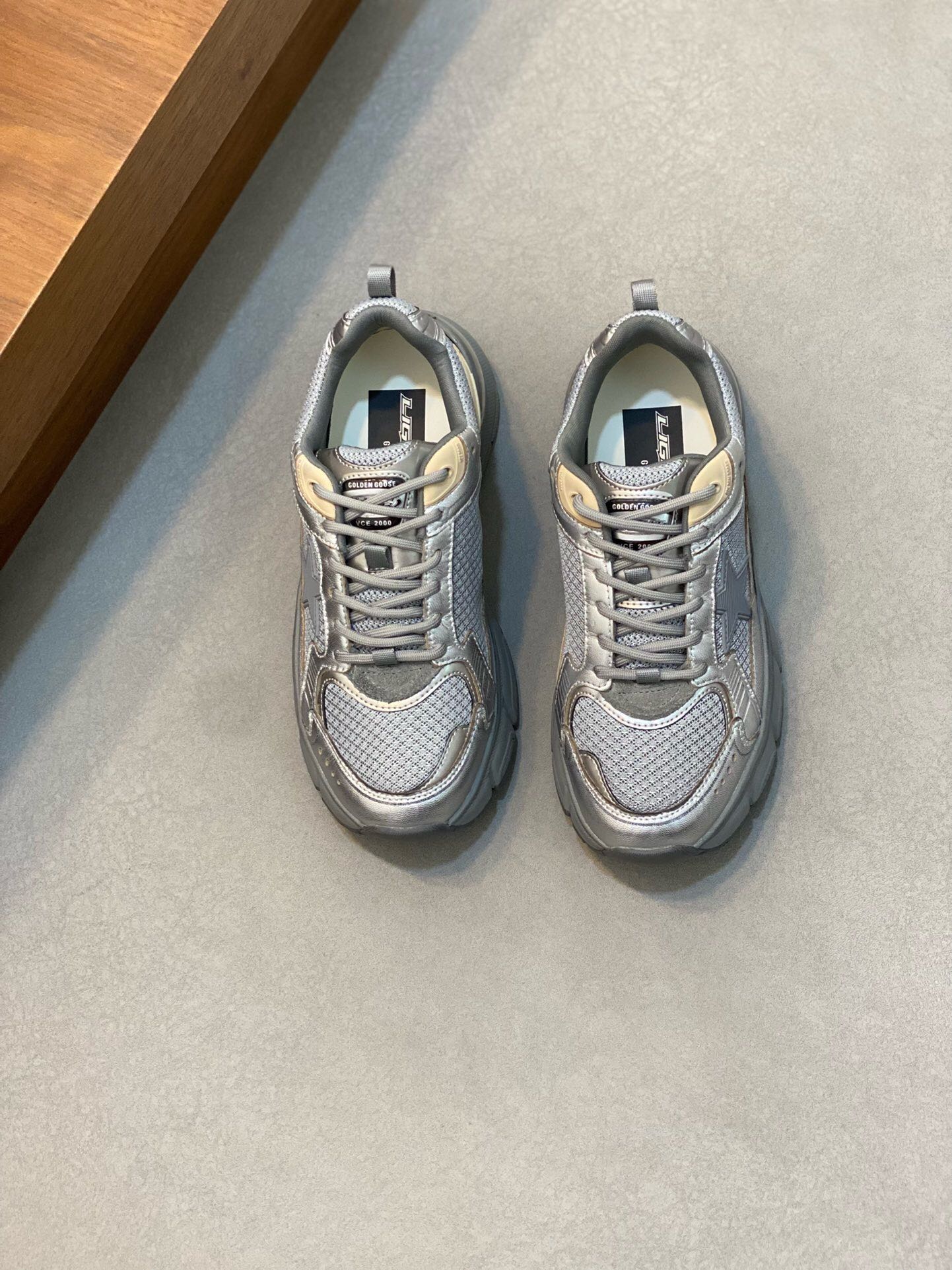 NO:217747,New model is on the shelves Ggdb Yi Yang Qianxi's same GGDB dad shoes are finally here too. LIGHTSTAR retro lightweight thick-soled dad shoes Material and craftsmanship Original fabric/sheepskin/cow leather material Fabric lining Embroidered mesh texture decorative elements Y2K style three-dimensional flash logo Midsole light EVA Foam material Sole diamond pattern and herringbone tread pattern Size 35-44 (45 customized), cowhide, sheepskin19860909新款上架 Ggdb 易烊千玺同款GGDB老爹鞋终于也来了.LIGHTSTAR复古轻盈厚底老爹鞋 材质与工艺 原版织物/羊皮革/牛皮革材质 织物里衬 刺绣风网状纹理装饰元素 Y2K风格立体闪光标识 中底轻盈EVA 泡沫材质 鞋底菱形纹路和人字形胎纹图案 码数35-44（45订做）,,cowhide,sheepskin,Men's shoes