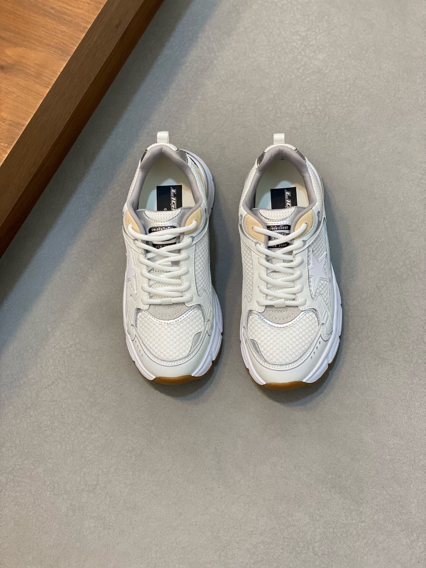 NO:219516,New model is on the shelves Ggdb Yi Yang Qianxi's same GGDB dad shoes are finally here too. LIGHTSTAR retro lightweight thick-soled dad shoes Material and craftsmanship Original fabric/sheepskin/cow leather material Fabric lining Embroidered mesh texture decorative elements Y2K style three-dimensional flash logo Midsole light EVA Foam material Sole diamond pattern and herringbone tread pattern Size 35-44 (45 customized), cowhide, sheepskin19860909新款上架 Ggdb 易烊千玺同款GGDB老爹鞋终于也来了.LIGHTSTAR复古轻盈厚底老爹鞋 材质与工艺 原版织物/羊皮革/牛皮革材质 织物里衬 刺绣风网状纹理装饰元素 Y2K风格立体闪光标识 中底轻盈EVA 泡沫材质 鞋底菱形纹路和人字形胎纹图案 码数35-44（45订做）,,cowhide,sheepskin,Men's shoes