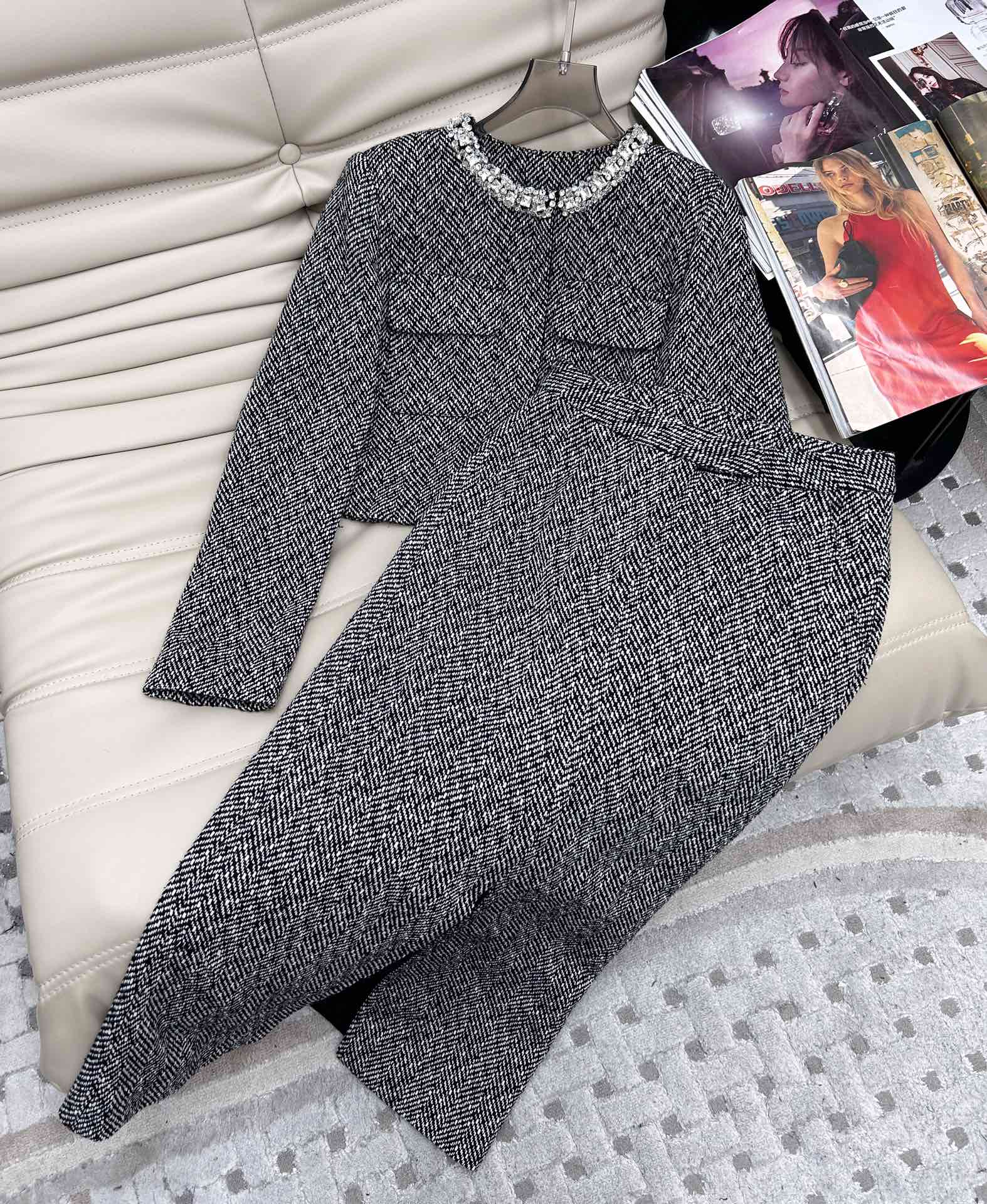 NO:324597,Coat, skirt, real shot details 24 autumn and winter series!  Heavy Industry Beaded Collar Plaid Small Jacket, High Waist Skirt Two-piece Set, High-Customized Braided Plaid Fabric!  Exquisite heavy industry diamond collar design, the style looks slim and amazing!  A must-have high-end item for white and rich beauty!  Perfect workmanship quality depends on the details. Both short skirts and skirts are matched with different styles. It is highly recommended to keep your own style!  Monochrome SML, skirts, jackets & coats,alexander wang19860909外套 半裙p实拍细节图 24秋冬系列！重工钉珠领格纹小外套 高腰半身裙两件套 高级定制编织格纹面料！精致重工钻领设计 版型显瘦绝绝子！白富美必备高级单品！完美做工品质看细节.短裙和半身裙 都有 ,搭配不同风格 强烈推荐自留款！单色SML,,skirts,jackets & coats,alexander wang,Women's clothing