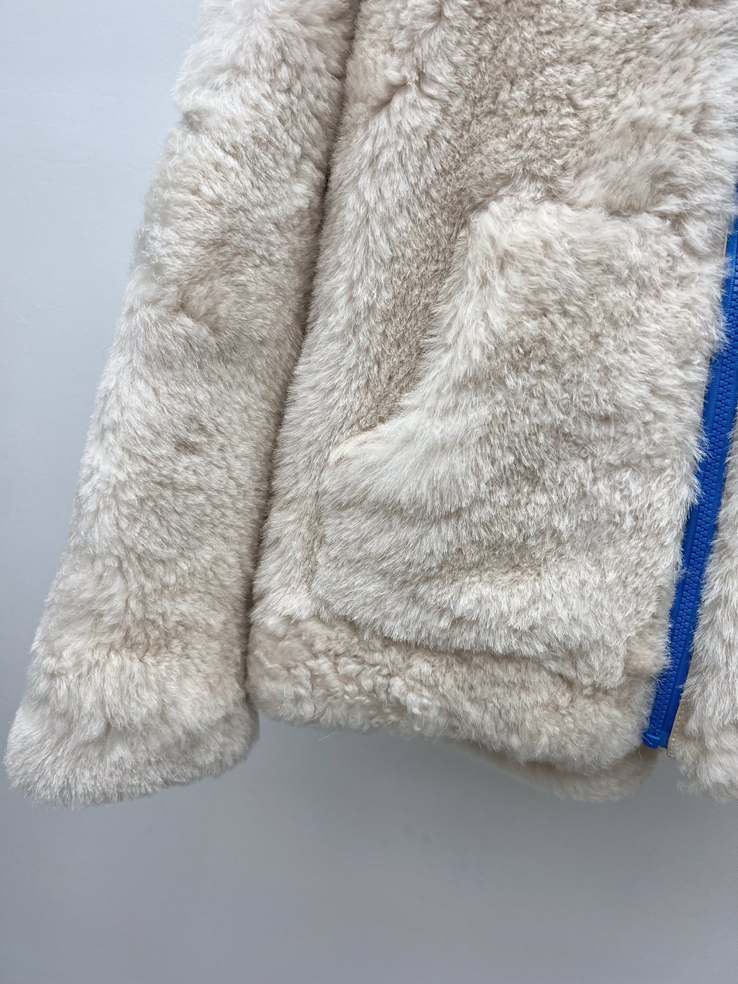 Stylish and Versatile Female Suit with Iceland Basa Fur and Leather Details - 图片 4