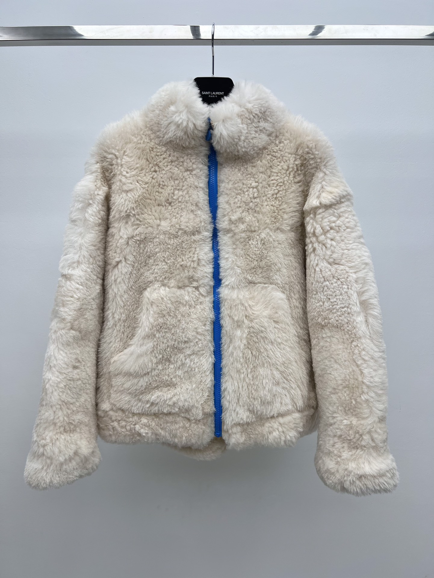 Stylish and Versatile Female Suit with Iceland Basa Fur and Leather Details - 图片 1