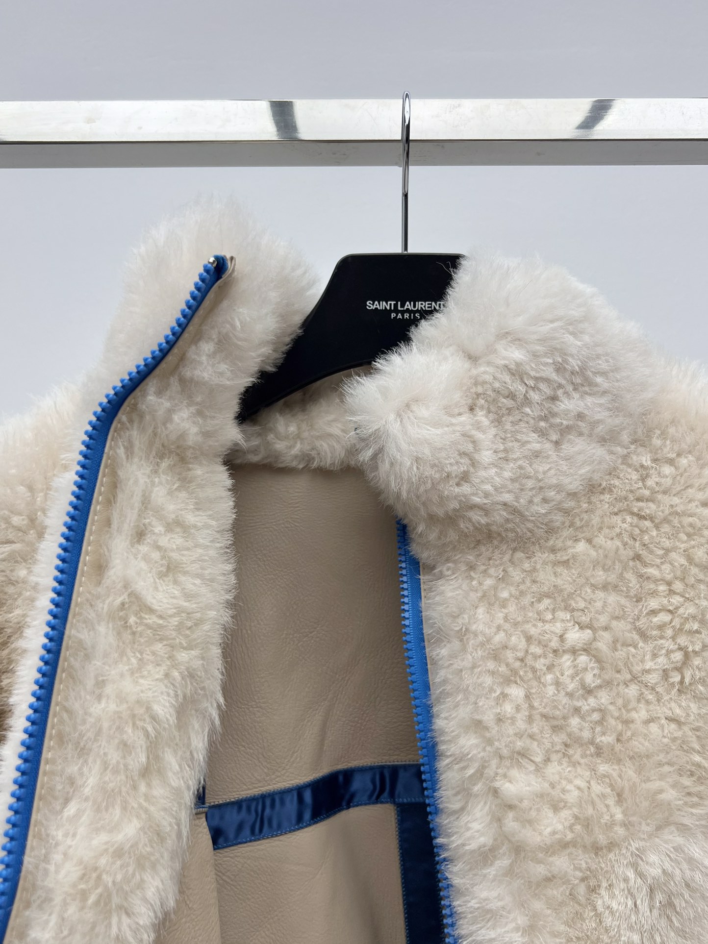 Stylish and Versatile Female Suit with Iceland Basa Fur and Leather Details - 图片 3