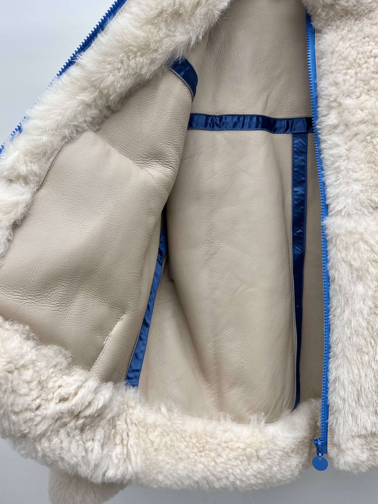 Stylish and Versatile Female Suit with Iceland Basa Fur and Leather Details - 图片 5