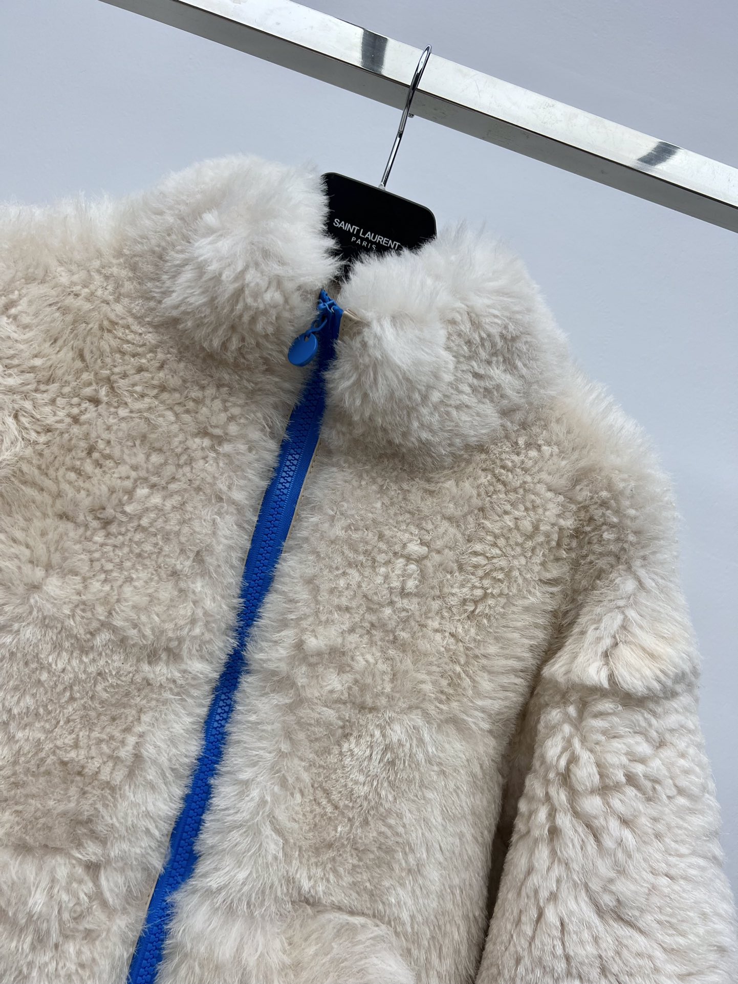 Stylish and Versatile Female Suit with Iceland Basa Fur and Leather Details - 图片 2