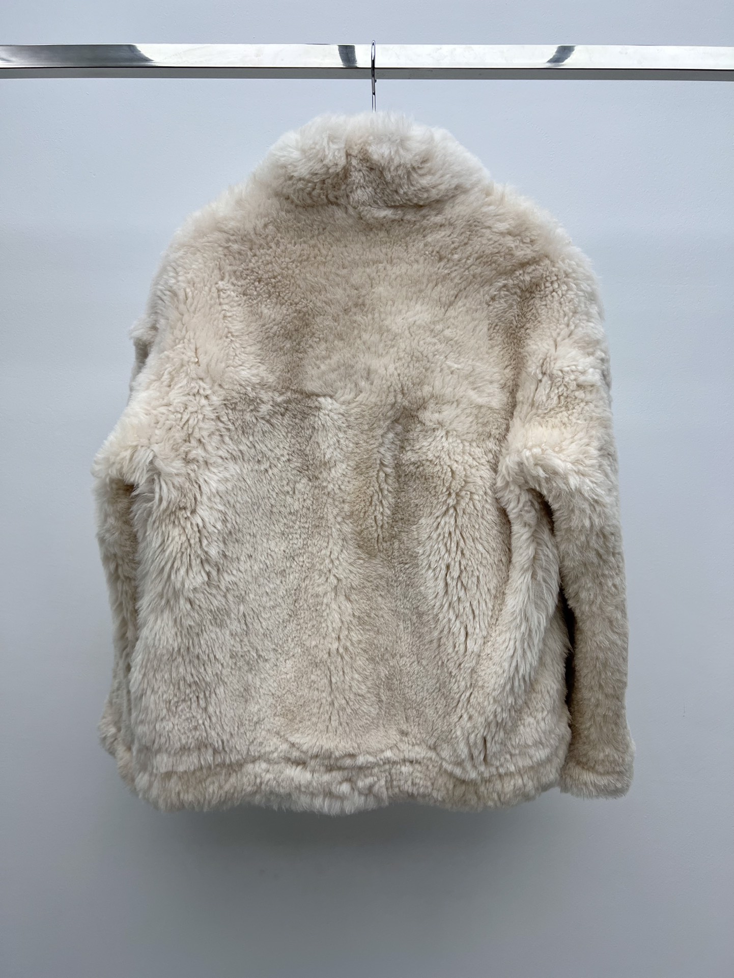 Stylish and Versatile Female Suit with Iceland Basa Fur and Leather Details - 图片 7