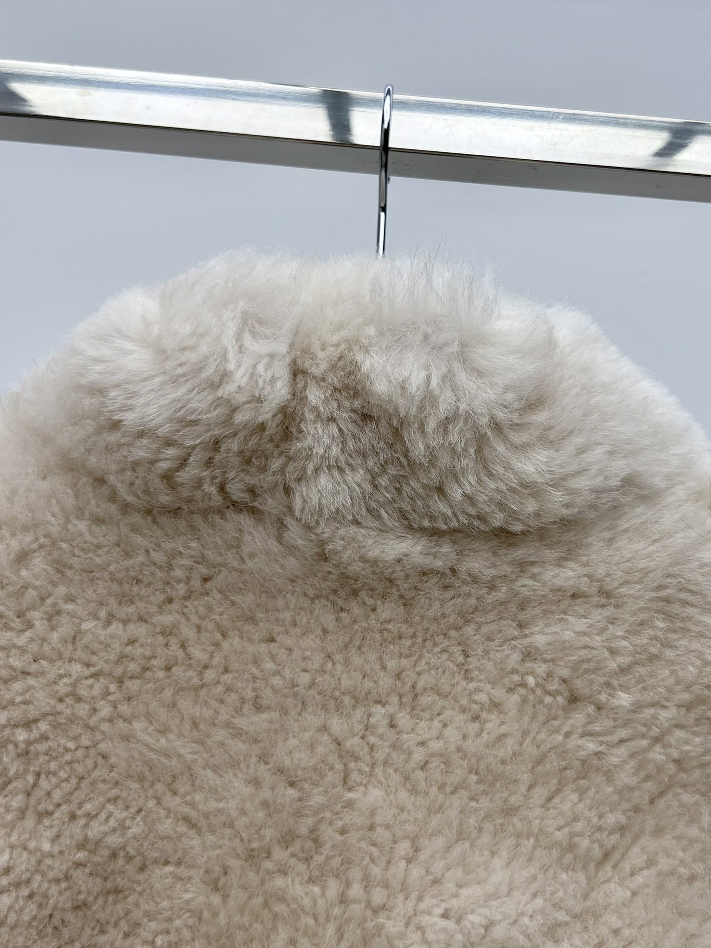 Stylish and Versatile Female Suit with Iceland Basa Fur and Leather Details - 图片 8