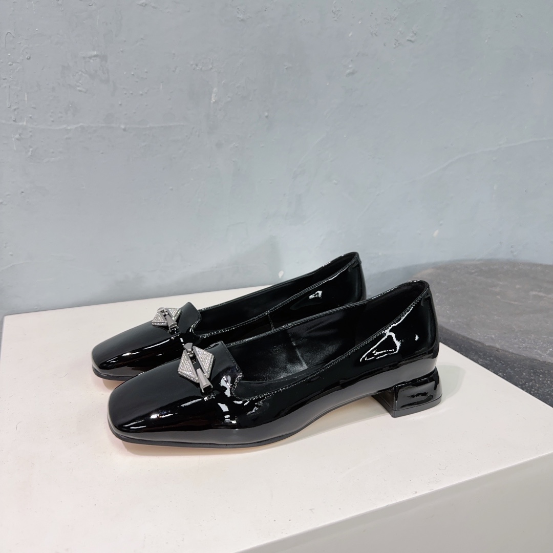 Top Quality Jimmy Choo 25AW Shoes with Gold Buttons and Diamond Chain Detail - 图片 3