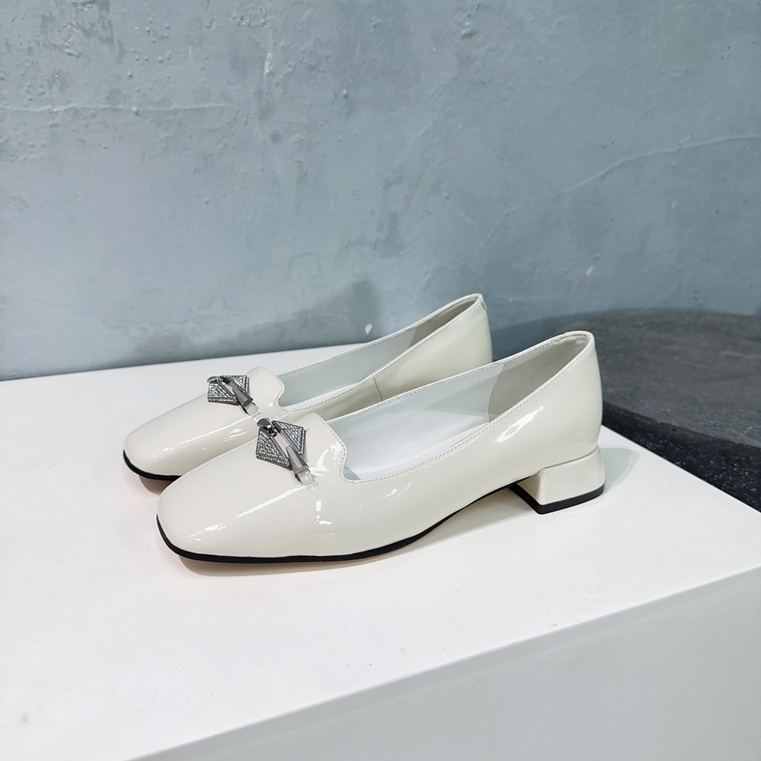 Top Quality Jimmy Choo 25AW Shoes: Elegant Design with Diamond Chain Element - 图片 5