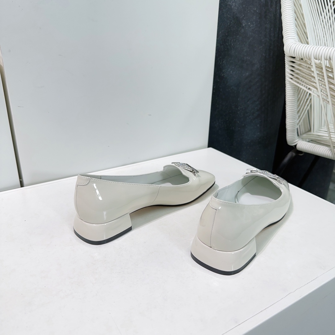 Top Quality Jimmy Choo 25AW Shoes: Elegant Design with Diamond Chain Element - 图片 4