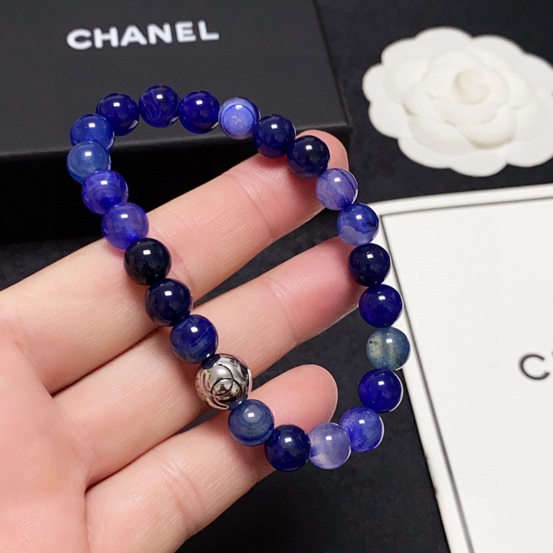 NO:105235,Chanel Chanel Letter Double C Premium Natural Blue Agate Bead Bracelet!  It looks white and thick!  The classic and popular products of Thousand Years Amber and Ten Thousand Years of Beeswax are coming. The brand of Big Brand is absolutely omniscient among fashionable women. It is a well-known brand that is always popular when the years are shipped. It is a well-known brand that is synchronized with authentic molds. It has exclusive high-end quality and super good selling and sought-after neutral models for both men and women!  Elastic rope, jewelry quality, chanel, chanel, bracelet19860909香奈儿Chanel字母双C高级天然蓝色玛瑙珠子手链！显白厚实感十足！千年琥珀、万年蜜蜡经典火热爆款来袭大牌香奶奶这个品牌在时尚女性当中绝对无所不知都知道它的经典与岁月逢出货必火的一个知名品牌同步专柜正品开模独家高端品质超好卖超抢手中性款男女都可佩戴！有弹力绳,饰品精品,chanel,chanel,bracelet,Jewelry