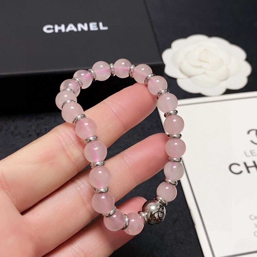 NO:105238,Chanel Chanel letter double C high-end natural pink crystal stone bracelet!  It looks white and thick!  The classic and popular products of Thousand Years Amber and Ten Thousand Years of Beeswax are coming. The brand of Big Brand is absolutely omniscient among fashionable women. It is a well-known brand that is always popular when the years are shipped. It is a well-known brand that is synchronized with authentic molds. It has exclusive high-end quality and super good selling and sought-after neutral models for both men and women!  Elastic rope, jewelry quality, chanel, chanel, bracelet19860909香奈儿Chanel字母双C高级天然粉色水晶石手链！显白厚实感十足！千年琥珀、万年蜜蜡经典火热爆款来袭大牌香奶奶这个品牌在时尚女性当中绝对无所不知都知道它的经典与岁月逢出货必火的一个知名品牌同步专柜正品开模独家高端品质超好卖超抢手中性款男女都可佩戴！有弹力绳,饰品精品,chanel,chanel,bracelet,Jewelry