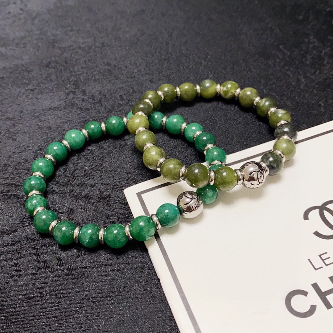 NO:105244,Chanel Chanel letter double C high-end natural green crystal stone bracelet!  It looks white and thick!  The classic and popular products of Thousand Years Amber and Ten Thousand Years of Beeswax are coming. The brand of Big Brand is absolutely omniscient among fashionable women. It is a well-known brand that is always popular when the years are shipped. It is a well-known brand that is synchronized with authentic molds. It has exclusive high-end quality and super good selling and sought-after neutral models for both men and women!  Elastic rope, jewelry quality, chanel, chanel, bracelet19860909香奈儿Chanel字母双C高级天然绿水晶石手链！显白厚实感十足！千年琥珀、万年蜜蜡经典火热爆款来袭大牌香奶奶这个品牌在时尚女性当中绝对无所不知都知道它的经典与岁月逢出货必火的一个知名品牌同步专柜正品开模独家高端品质超好卖超抢手中性款男女都可佩戴！有弹力绳,饰品精品,chanel,chanel,bracelet,Jewelry