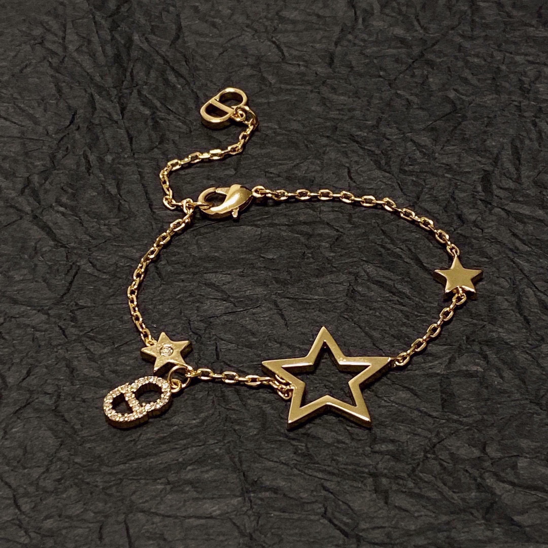 NO:105246,Dior Five-pointed Star Bracelet!  CD full diamond is a very simple and content bracelet. The chain with consistent ZP specifications needs to be specially customized. The length can be adjusted. If you get started, you will definitely regret it if you don’t buy it. Essentials.19860909迪奥Dior五角星手链！CD满钻非常简约又有内容的一款手链,一致ZP规格的链条,都是需要特别定制的,长短可以调节,上手特美特仙,不买你绝对会后悔的一款单品,饰品精品,dior,dior,bracelet,Jewelry