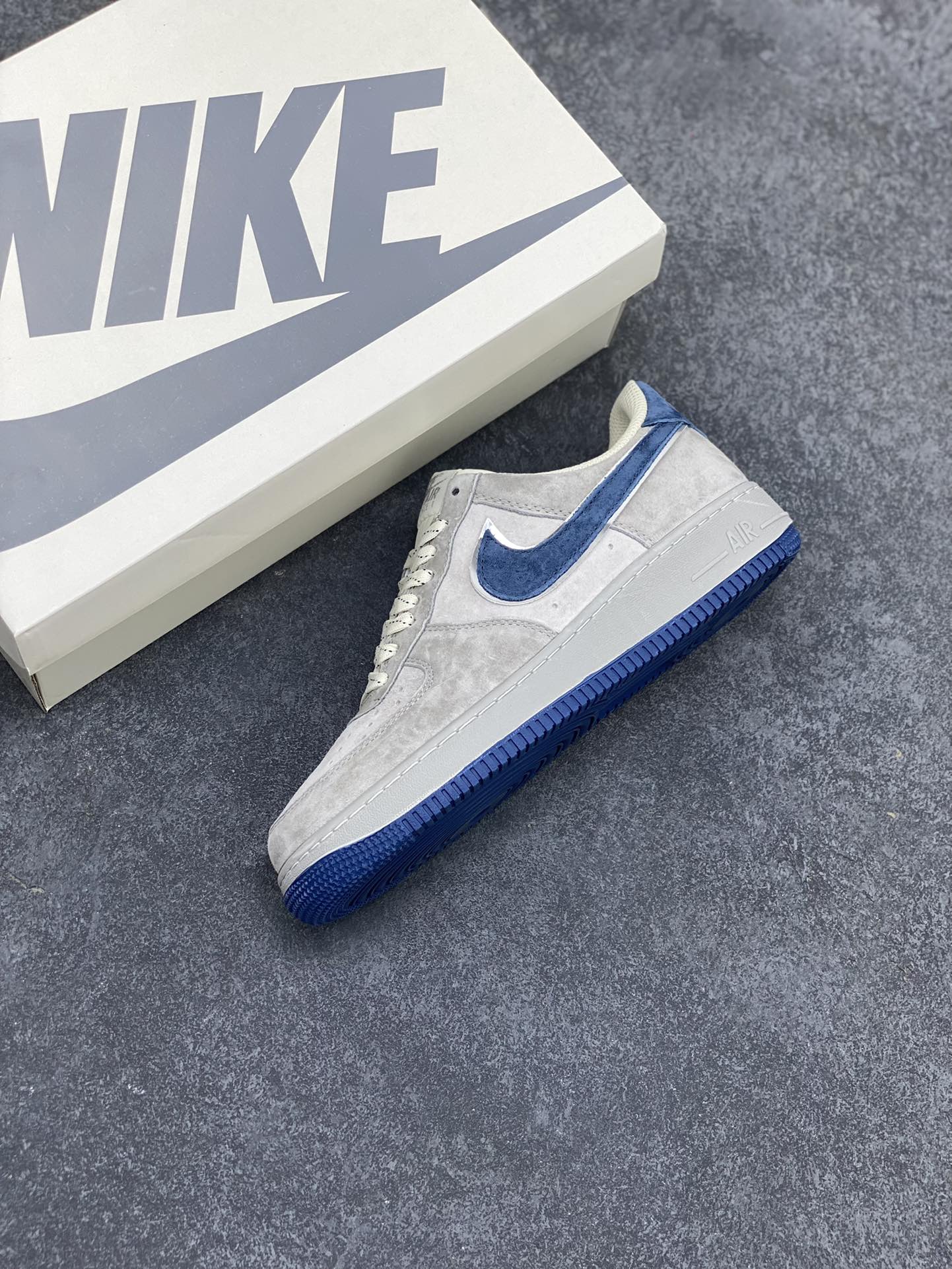 图片[7]-福利特价 AKIRA x Air Force 1 \’07 Low 联名灰白蓝麂皮 原楦头原纸板 打造纯正空军版型 #专注外贸渠道 全掌内置蜂窝气垫 #原盒配件 原厂中底钢印、拉帮完美 货号：DJ3966-133 尺码：36 36.5 37.5 38 38.5 39 40 40.5 41 42 42.5 43 44 44.5 45-选品中心