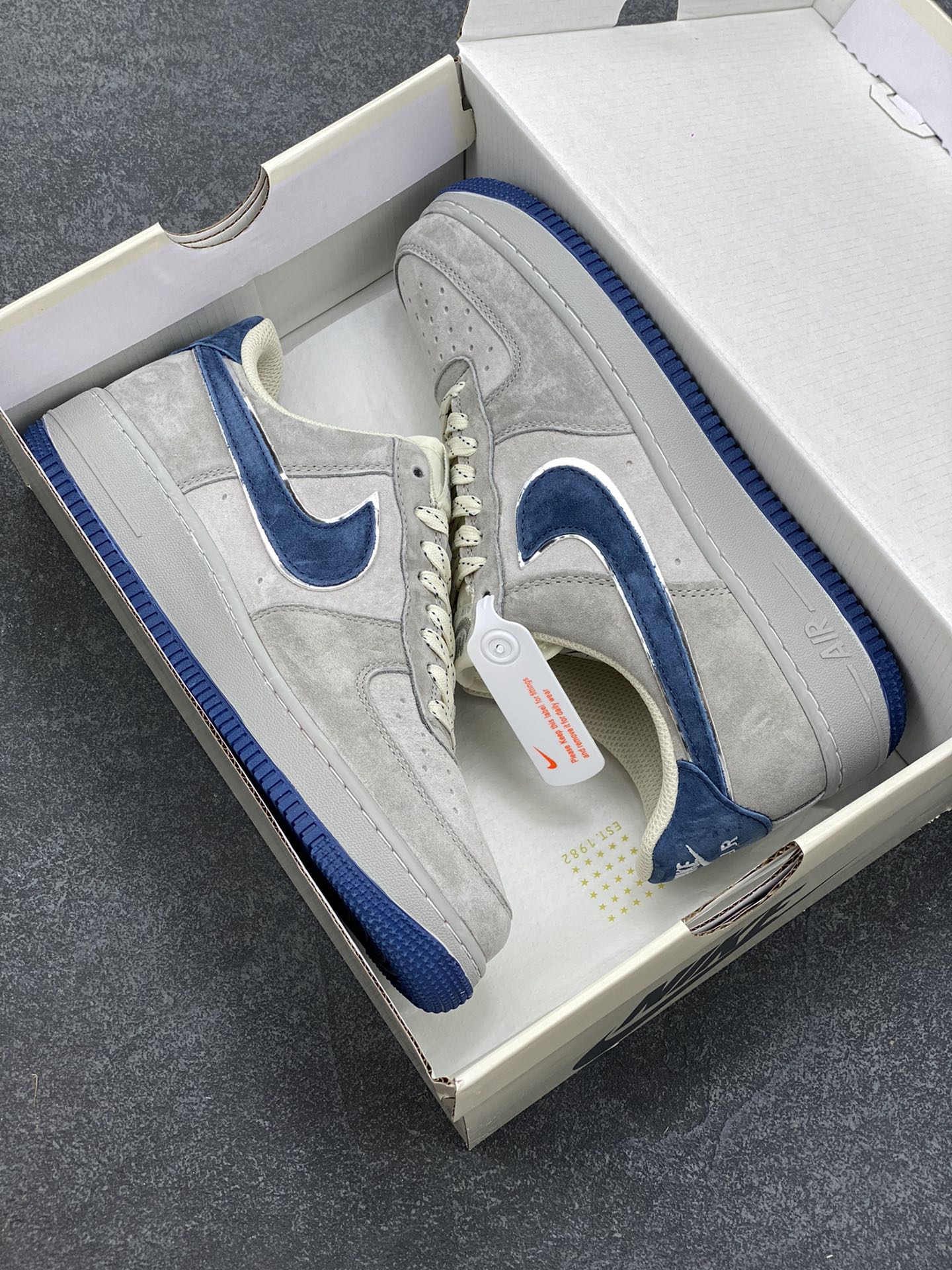 图片[9]-福利特价 AKIRA x Air Force 1 \’07 Low 联名灰白蓝麂皮 原楦头原纸板 打造纯正空军版型 #专注外贸渠道 全掌内置蜂窝气垫 #原盒配件 原厂中底钢印、拉帮完美 货号：DJ3966-133 尺码：36 36.5 37.5 38 38.5 39 40 40.5 41 42 42.5 43 44 44.5 45-选品中心