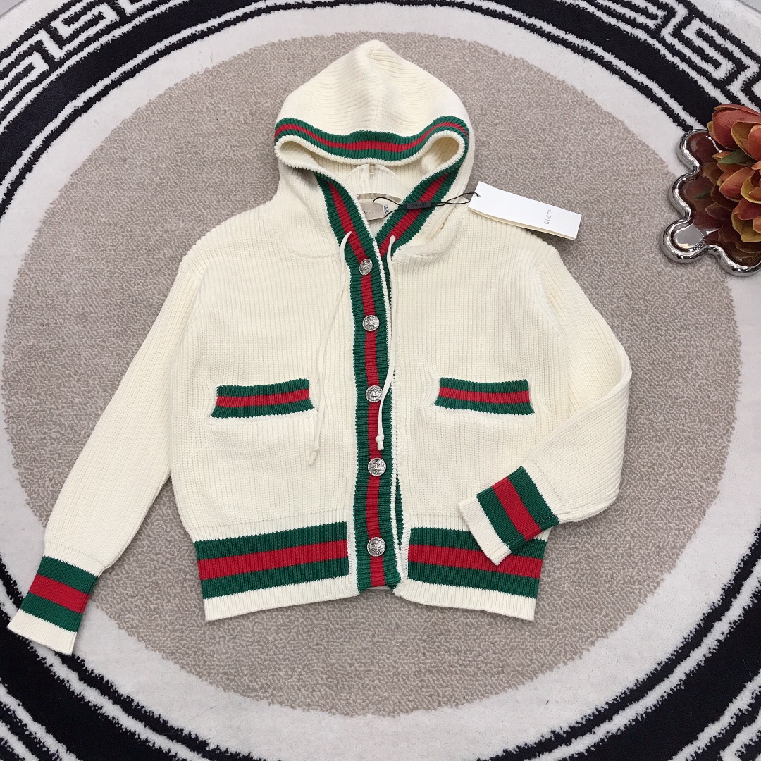 NO:209513,Size 150/3 160/1 GUCC* Hooded knitted cardigan sweater Customized red and green webbing splicing design Excellent color rendering Pure cotton Micro-elastic soft and comfortable ~ High-density pure cotton Silky and delicate shiny high-end style, using imported high-end customized high-quality organic cotton fabric Comfortable and breathable The upper body effect is very good, special price, gucci, sweaters, hats,19860909尺码150/3 160/1 GUCC* 连帽针织开衫毛衣 定制红绿织带拼接设计 显色度超级赞 纯棉 微弹柔软舒适～高密度纯棉 丝滑细腻有光泽高级时髦款,采用进口高端定制精选优质有机棉面料 舒适透气 上身效果非常好,特价款,gucci,sweaters,hats,,Children's