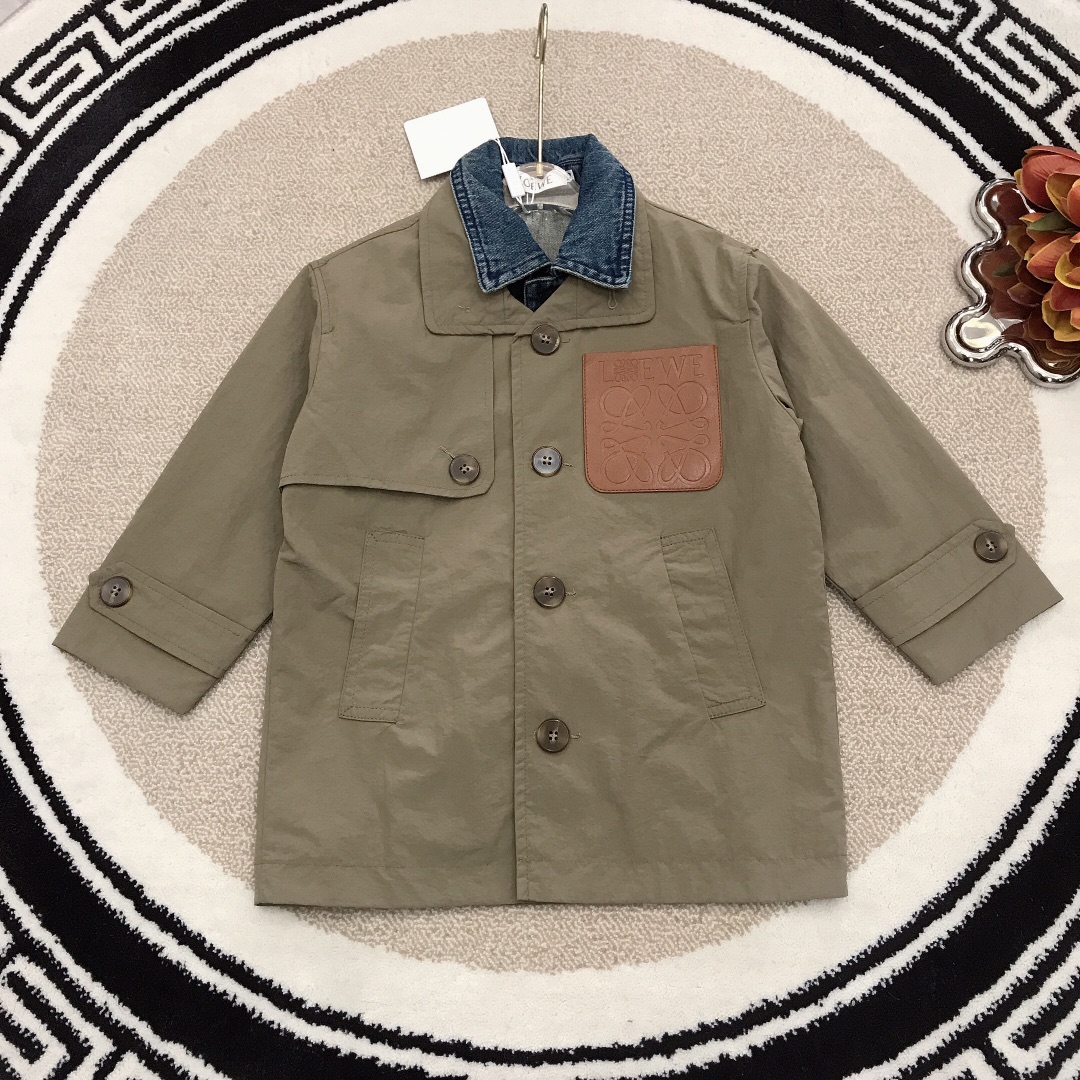 NO:209593,Size 100/1 150/2 160/3 LOEW* Luo*wei Fake two-piece windbreaker jacket casual style outfit~split denim effect super NICE~ high-density cotton, silky, delicate and shiny high-end style, using imported high-end customized high-quality organic cotton fabric, special price, loewe, jackets & coats,19860909尺码100/1 150/2 160/3  LOEW* 罗*威 假两件风衣外套 休闲随意风格穿搭～拼接牛仔系 效果超级NICE～ 高密度纯棉 丝滑细腻有光泽高级时髦款,采用进口高端定制精选优质有机棉面料,特价款,loewe,jackets & coats,,Children's