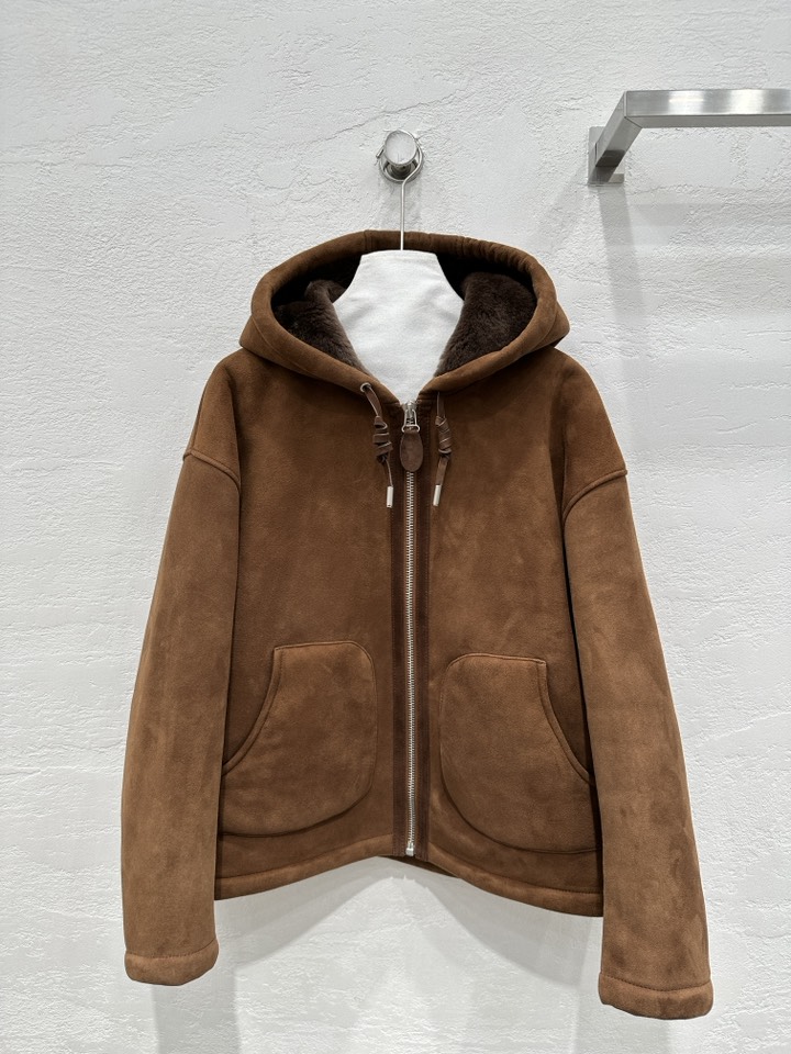 NO:689546,The exclusive first release of high-end original quality Lo*we suede imported fur one-piece hooded jacket!  Exclusive customized suede surface craftsmanship!  The classic customized H-shaped upper body is luxurious and elegant. It is versatile, fashionable and handsome, and the upper body can be matched with any style!  Flat leather board with perfect pure handicraft details verified!  The hooded design is high-end and fashionable!  The delicate hair texture creates a gentle and elegant sense of luxury!  Keep warm and refuse to be bloated. The color is super positive. I love the perfect workmanship and quality. Look at the details. Two-color SML. M size bust 118, dropped shoulder sleeve length 70, dress length 61., Loewe-clothing, loewe, jackets & coats, jackets & coats, chamois leather, hats,19860909独家首发高端原单品质Lo*we 麂皮绒进口皮毛一体连帽夹克外套！独家定制麂皮绒面工艺！经典定制H版型上身奢华大气.百搭时髦又帅气上身可甜可盐风格百搭！平整皮板完美纯手工艺细节验证！连帽设计高级又时尚！细腻毛质感打造温柔大方的高级感！保暖拒绝臃肿颜色超正超级大爱完美做工品质看细节.两色SML. M码胸围118,落肩袖长70,衣长61.,罗意威-服装,loewe,jackets & coats,jackets & coats,chamois leather,hats,,Women's clothing