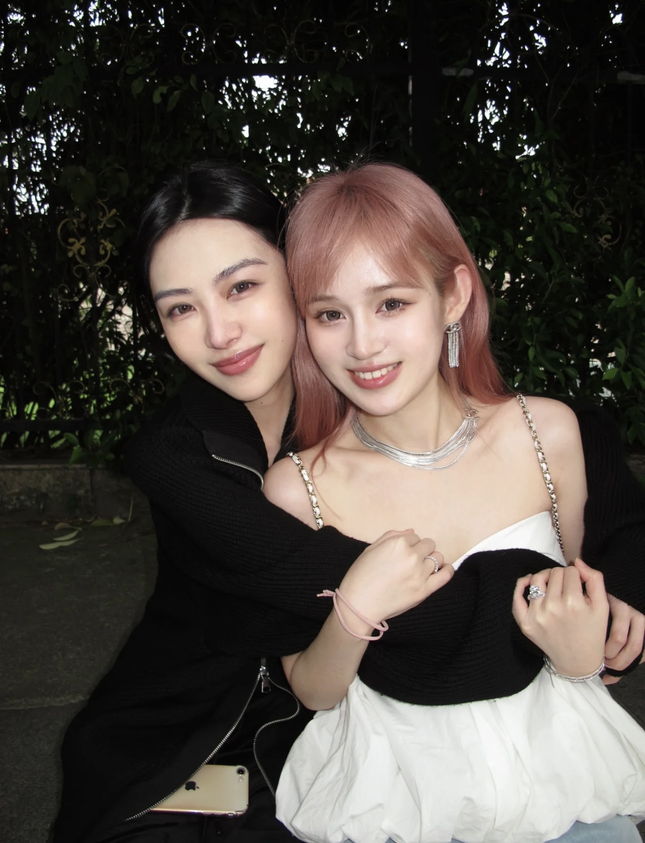 NO:632968,88240 The hidden beauty model arrived today. 24B new silver double C snake bone chain four-layer necklace choker multi-layer snake bone chain design. Simple, fashionable and layered. Silver feels cool and personalized. It is very close to the skin when worn. It is still sparkling without a diamond. It is very eye-catching. Z-consistent brass material. Necklace comes with packaging box, necklace, Cartier high-end jewelry1986090988240今日到货隐藏美貌款 24B新款银色双C蛇骨链四层项链choker 多层蛇骨链设计 简约时髦又很有层次 银色给人感觉很酷很个性 佩戴上身很贴肤 不带一颗钻依然是波光粼粼的 非常吸睛 z一致黄铜材质 项链带包装盒,,necklace,卡迪亚高端饰品,Jewelry