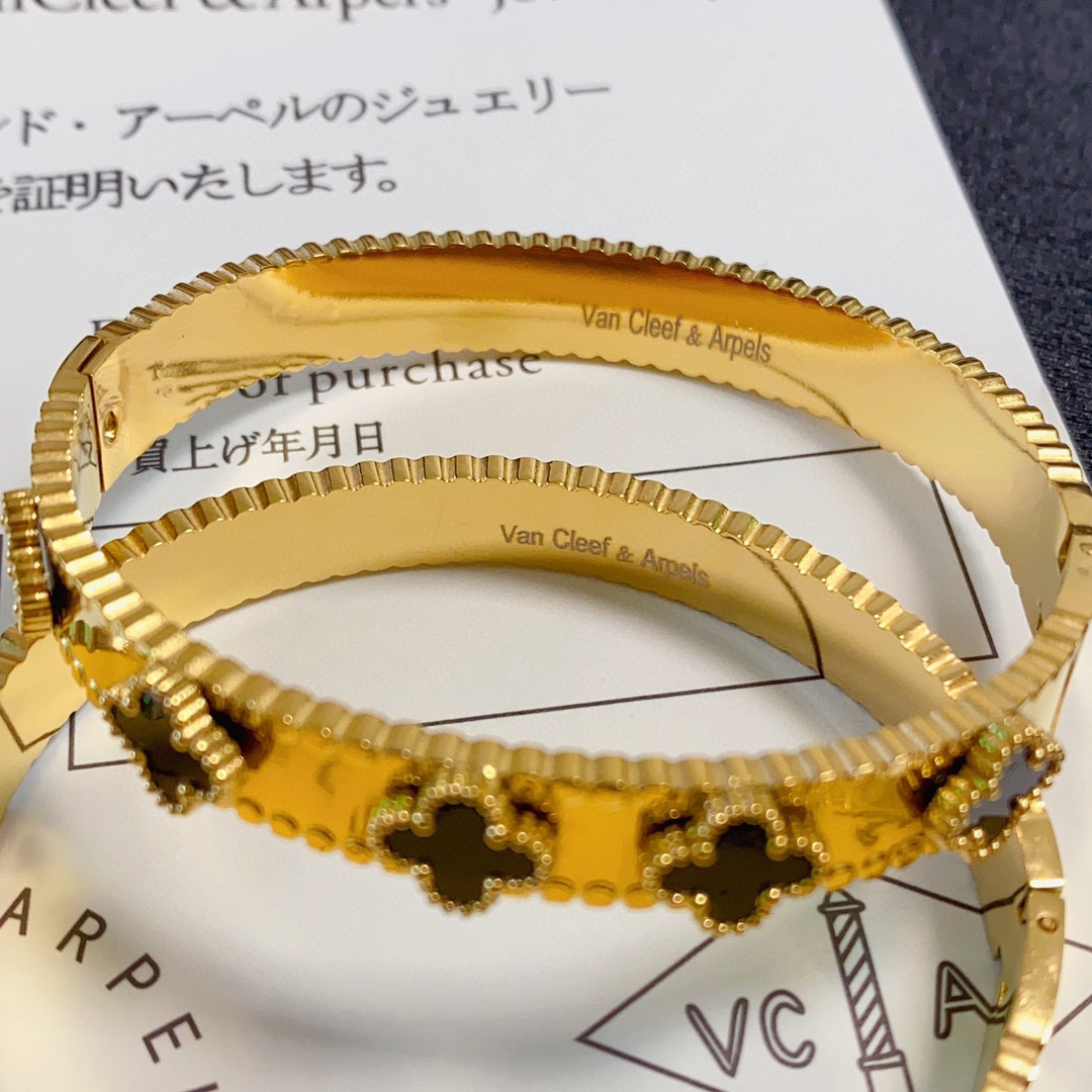 VCA’s Classic Narrow-Edged Bracelet: A Krassic Arrival in Steel and Painted Black-and-White - 图片 5