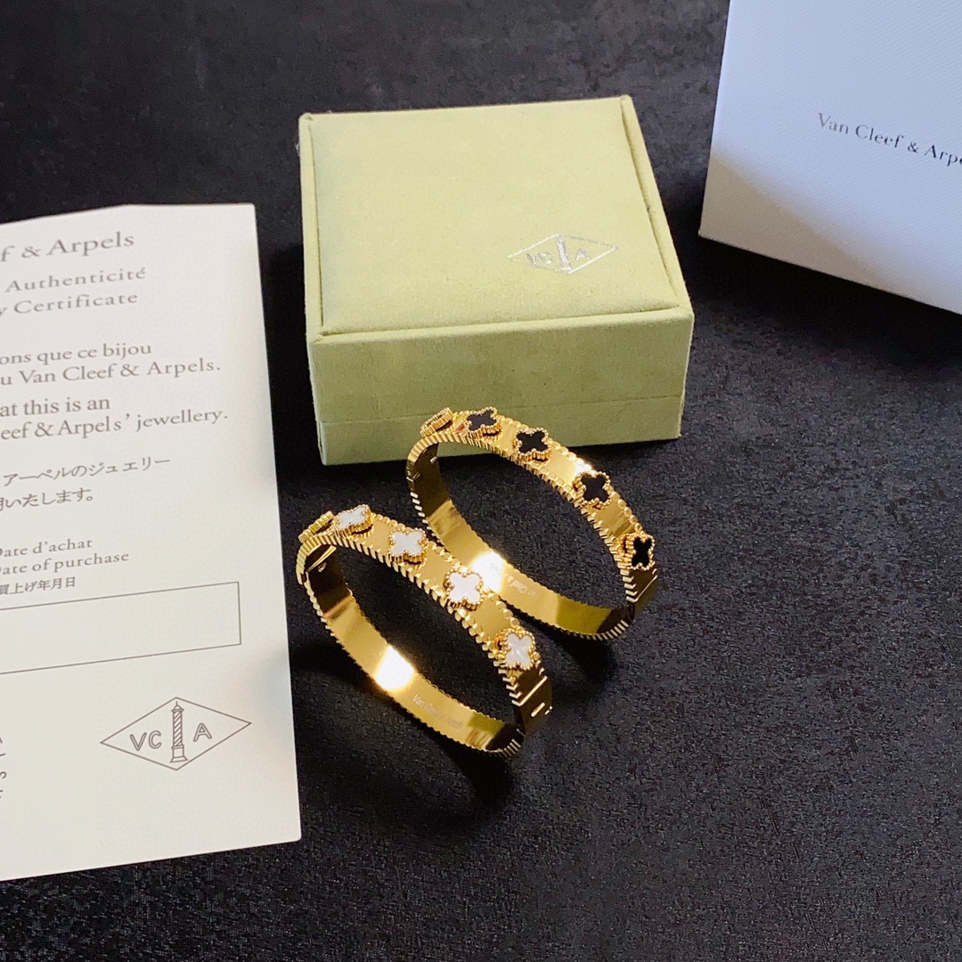 VCA’s Classic Narrow-Edged Bracelet: A Krassic Arrival in Steel and Painted Black-and-White - 图片 9