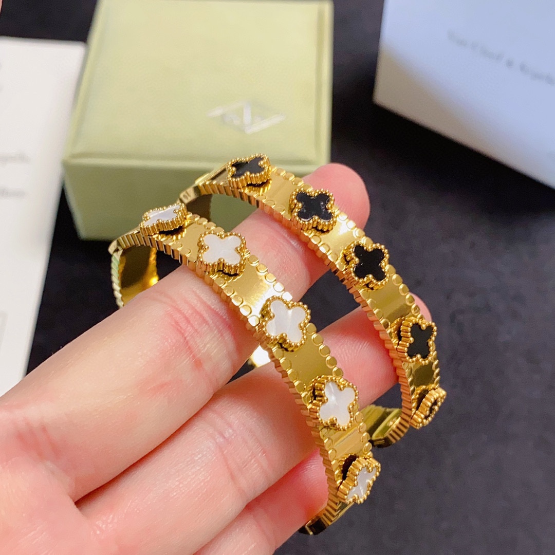 VCA’s Classic Narrow-Edged Bracelet: A Krassic Arrival in Steel and Painted Black-and-White - 图片 8