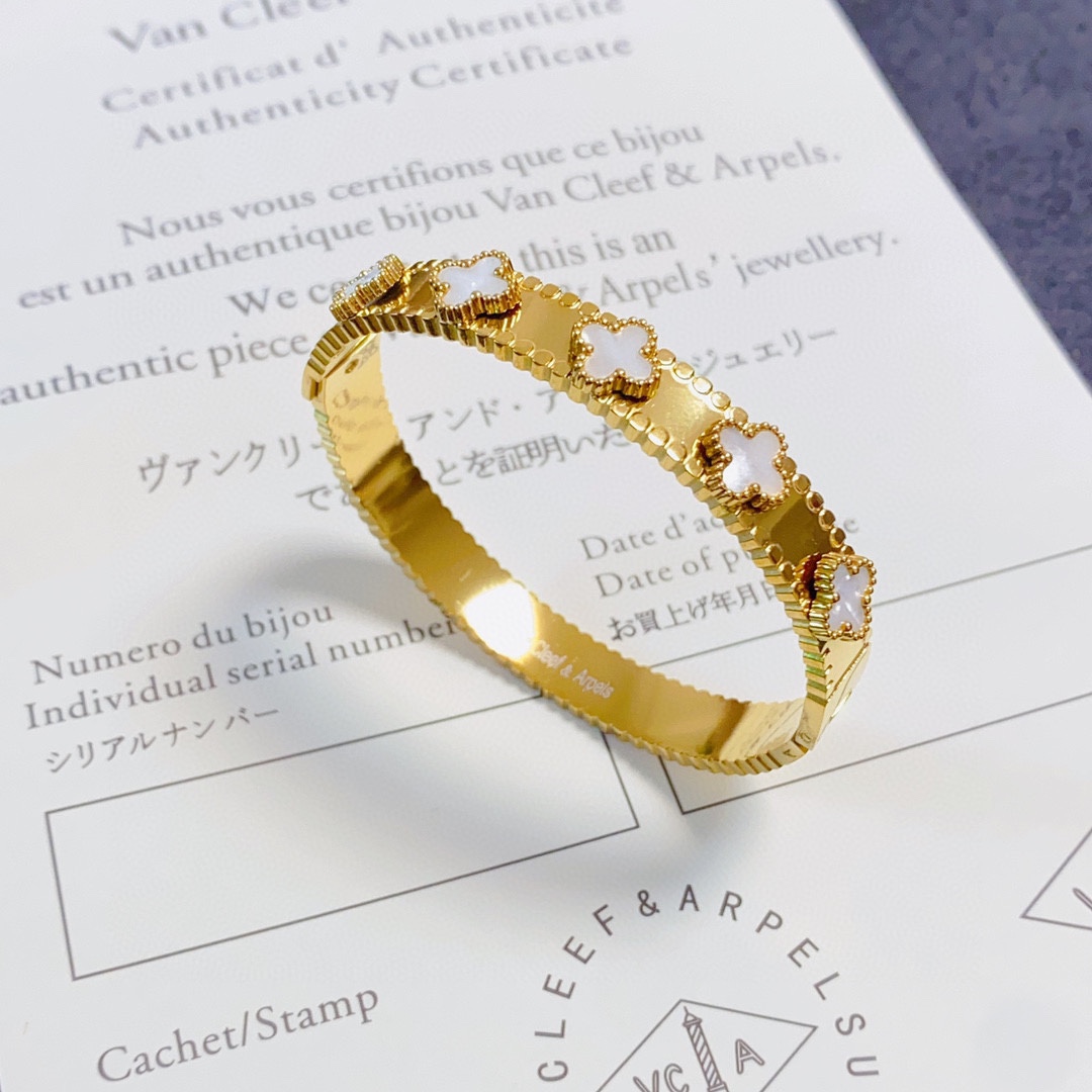 VCA’s Classic Narrow-Edged Bracelet: A Krassic Arrival in Steel and Painted Black-and-White - 图片 7