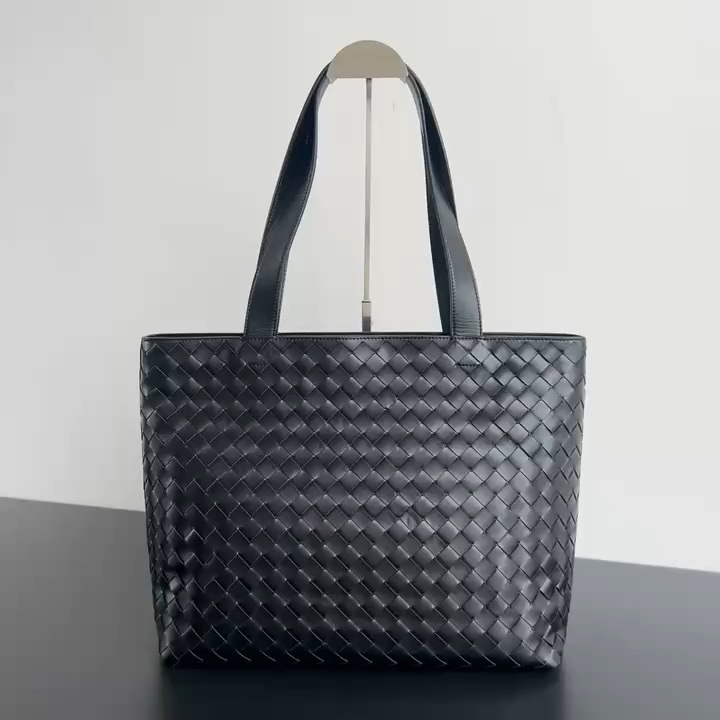 Bottega Veneta Be casual and comfortable, you definitely deserve it