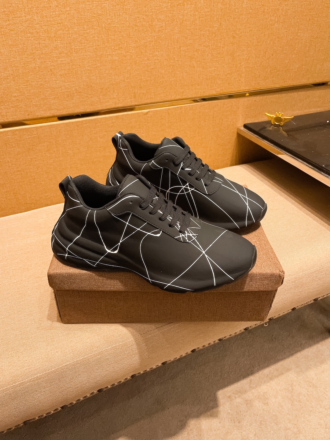 NO:347293,[Armani] High-end Men's Shoes Brand Official Website 11's latest masterpiece upper is made of Italian imported cowhide official website original original version comfortable breathable inner original version original designated anti-slip sole making walking more convenient and comfortable!  Exclusive new style, amazing work, beautiful 11 ​​replica [color] compared to the official quality!  Create a fashionable personality to set off your uniqueness!  A must-have for trendy men!, Size: 38-44. Color. 2 colors available, Armani, cowhide19860909【阿玛尼】男鞋高端品牌 官网11最新力作鞋面采用意大利进口头层牛皮官网原版原版舒适透气内里原版指定防滑大底制作让行走更加便捷舒适！独家新款,惊世之作,与官方的质量相比美的11复刻[色]！打造时尚个性衬托你的与众不同！潮男必备! ,尺码:38－44.颜色. 2色可选,,armani,cowhide,Men's shoes