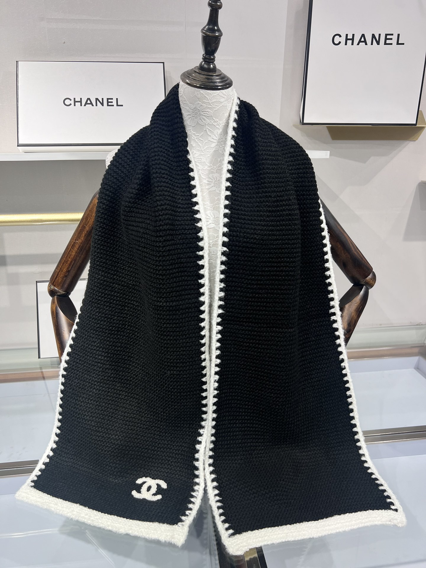 💟上新💃🏻💋👑👑香奈儿专柜新款【小香】💖💖美翻了 ，御用殿堂级极品‼️新款专柜在售 进口纯羊绒时尚绣花针