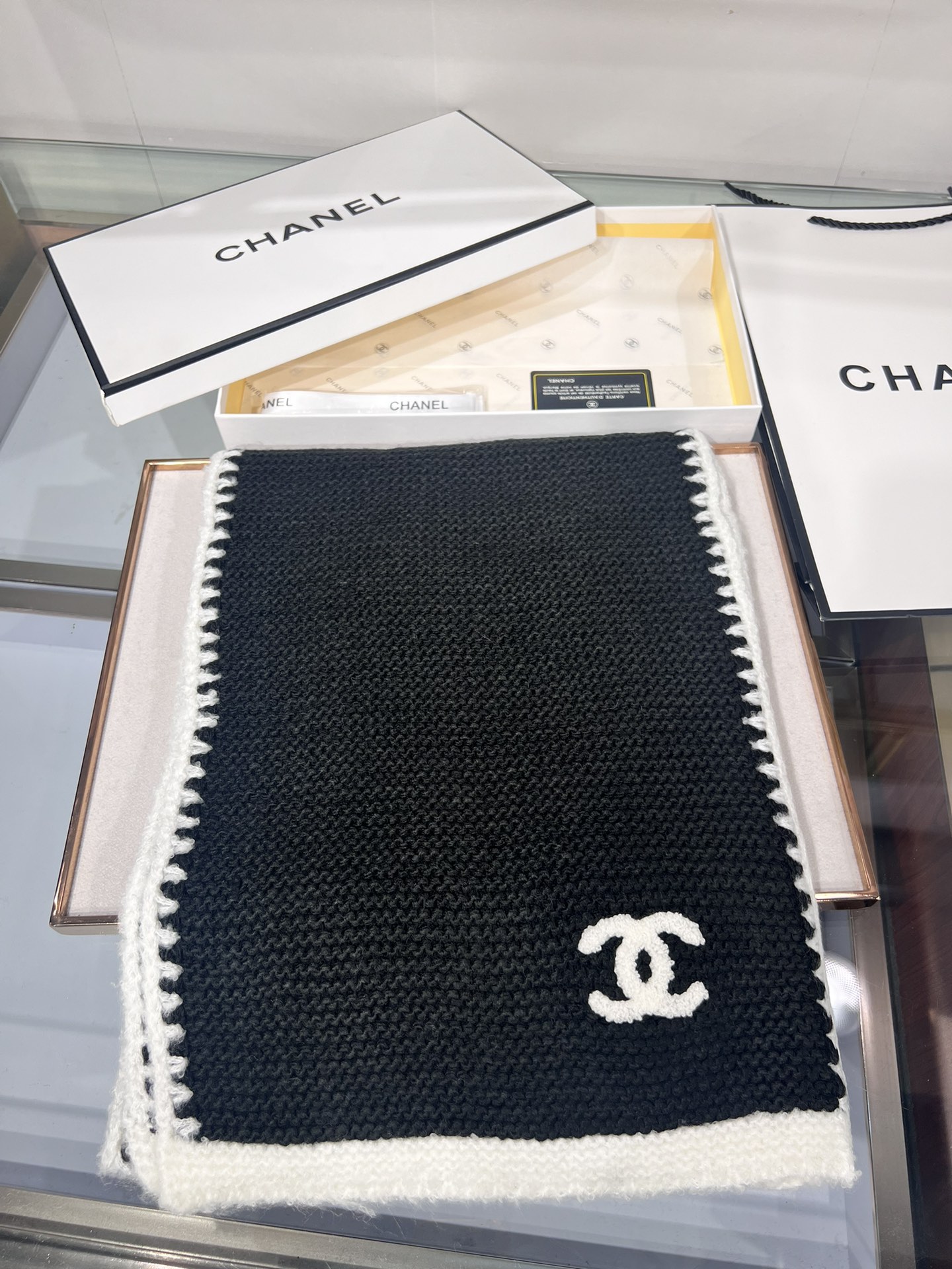 💟上新💃🏻💋👑👑香奈儿专柜新款【小香】💖💖美翻了 ，御用殿堂级极品‼️新款专柜在售 进口纯羊绒时尚绣花针