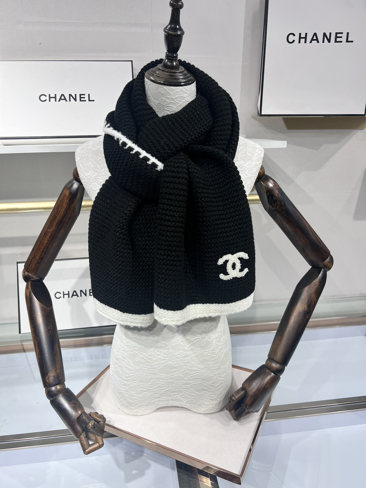 💟上新💃🏻💋👑👑香奈儿专柜新款【小香】💖💖美翻了 ，御用殿堂级极品‼️新款专柜在售 进口纯羊绒时尚绣花针