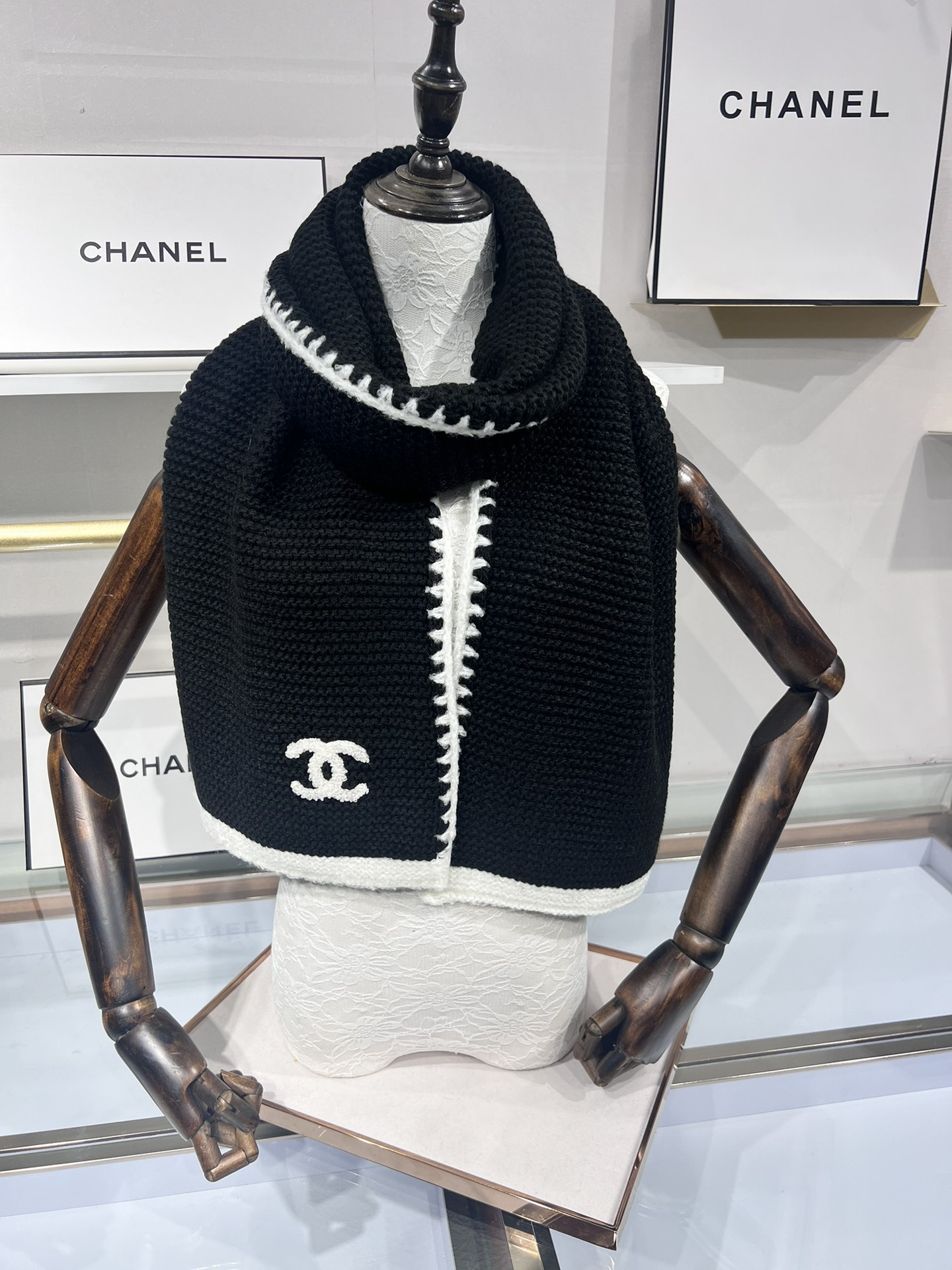 💟上新💃🏻💋👑👑香奈儿专柜新款【小香】💖💖美翻了 ，御用殿堂级极品‼️新款专柜在售 进口纯羊绒时尚绣花针