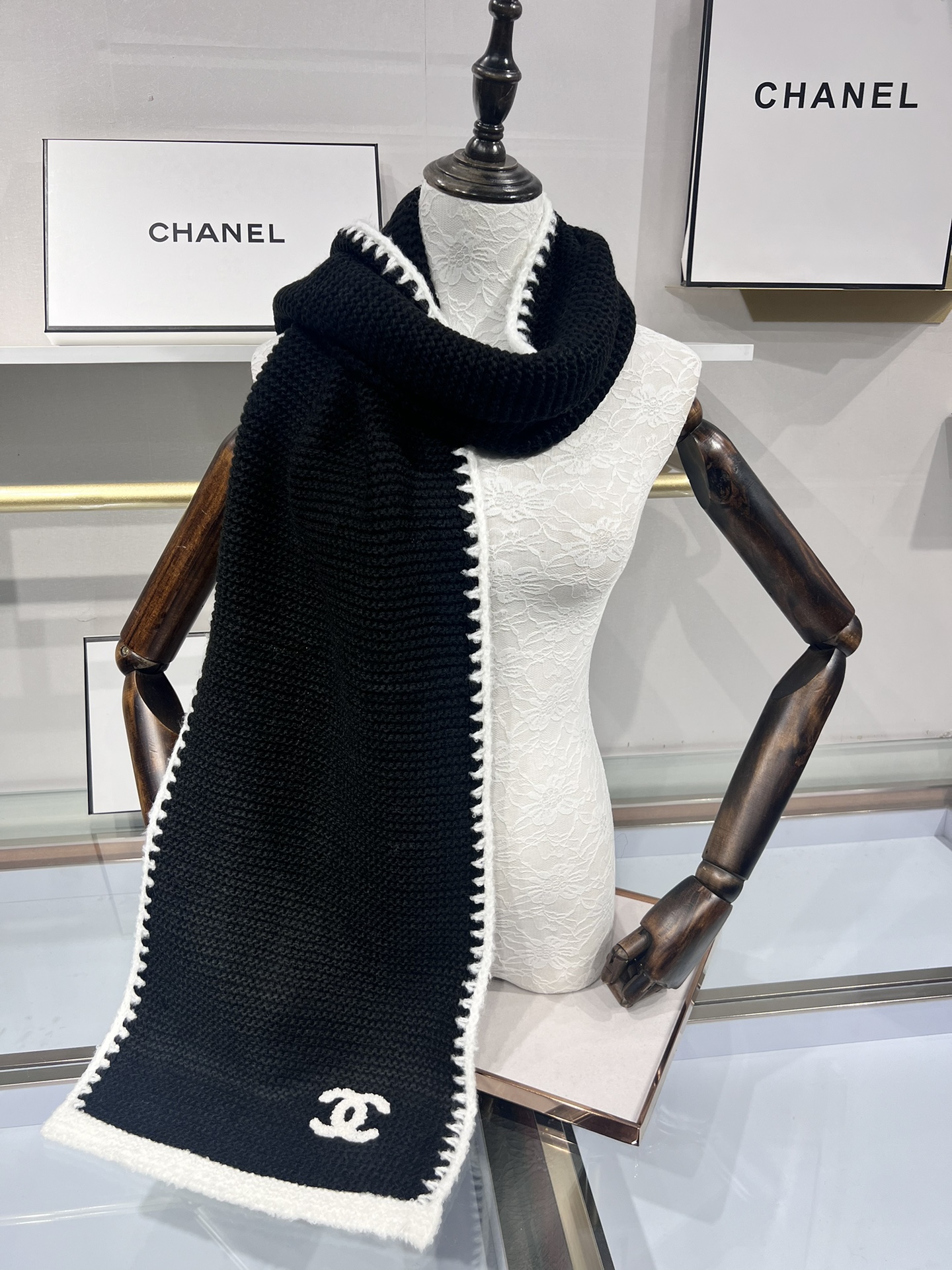 💟上新💃🏻💋👑👑香奈儿专柜新款【小香】💖💖美翻了 ，御用殿堂级极品‼️新款专柜在售 进口纯羊绒时尚绣花针