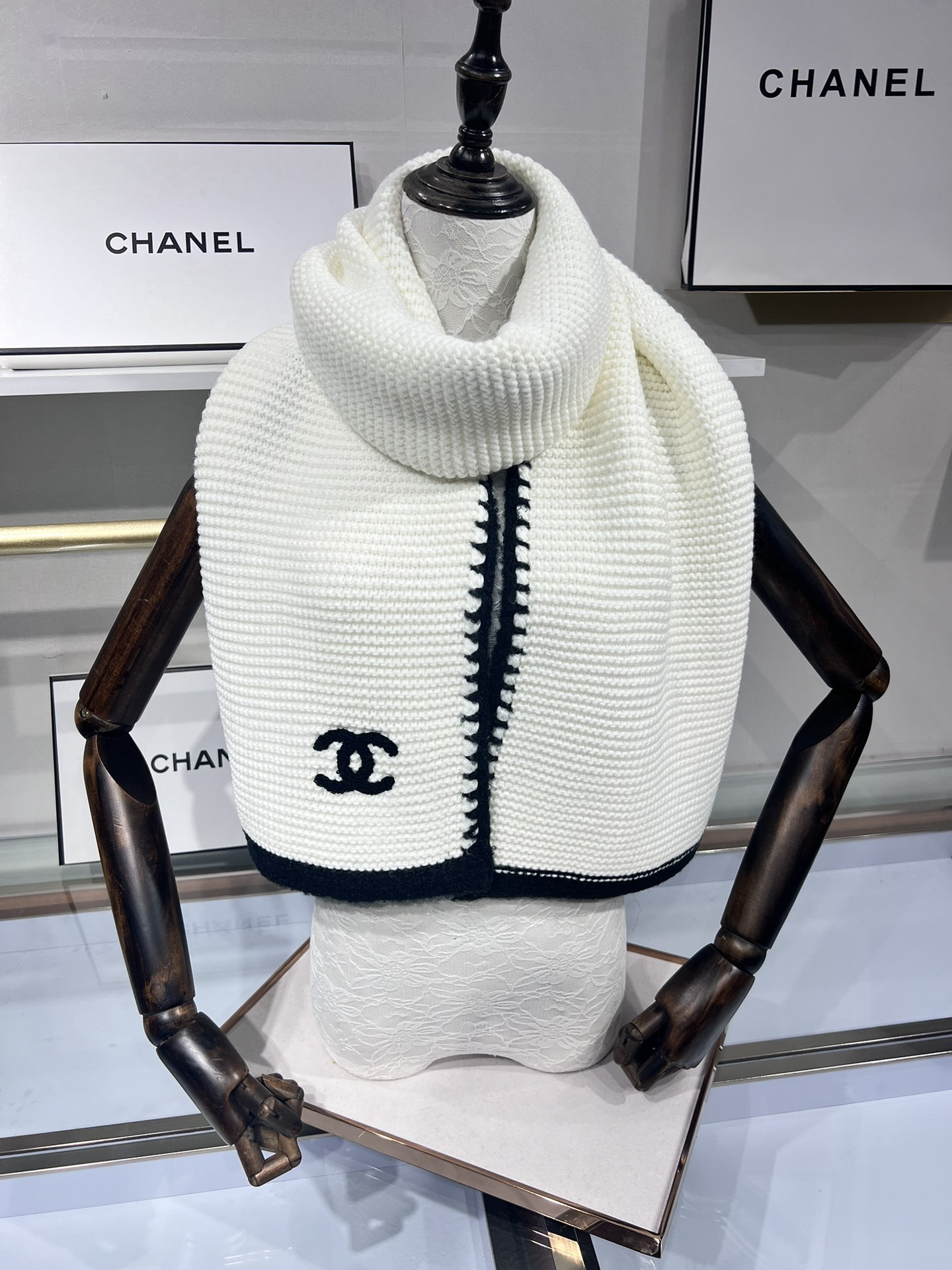 💟上新💃🏻💋👑👑香奈儿专柜新款【小香】💖💖美翻了 ，御用殿堂级极品‼️新款专柜在售 进口纯羊绒时尚绣花针