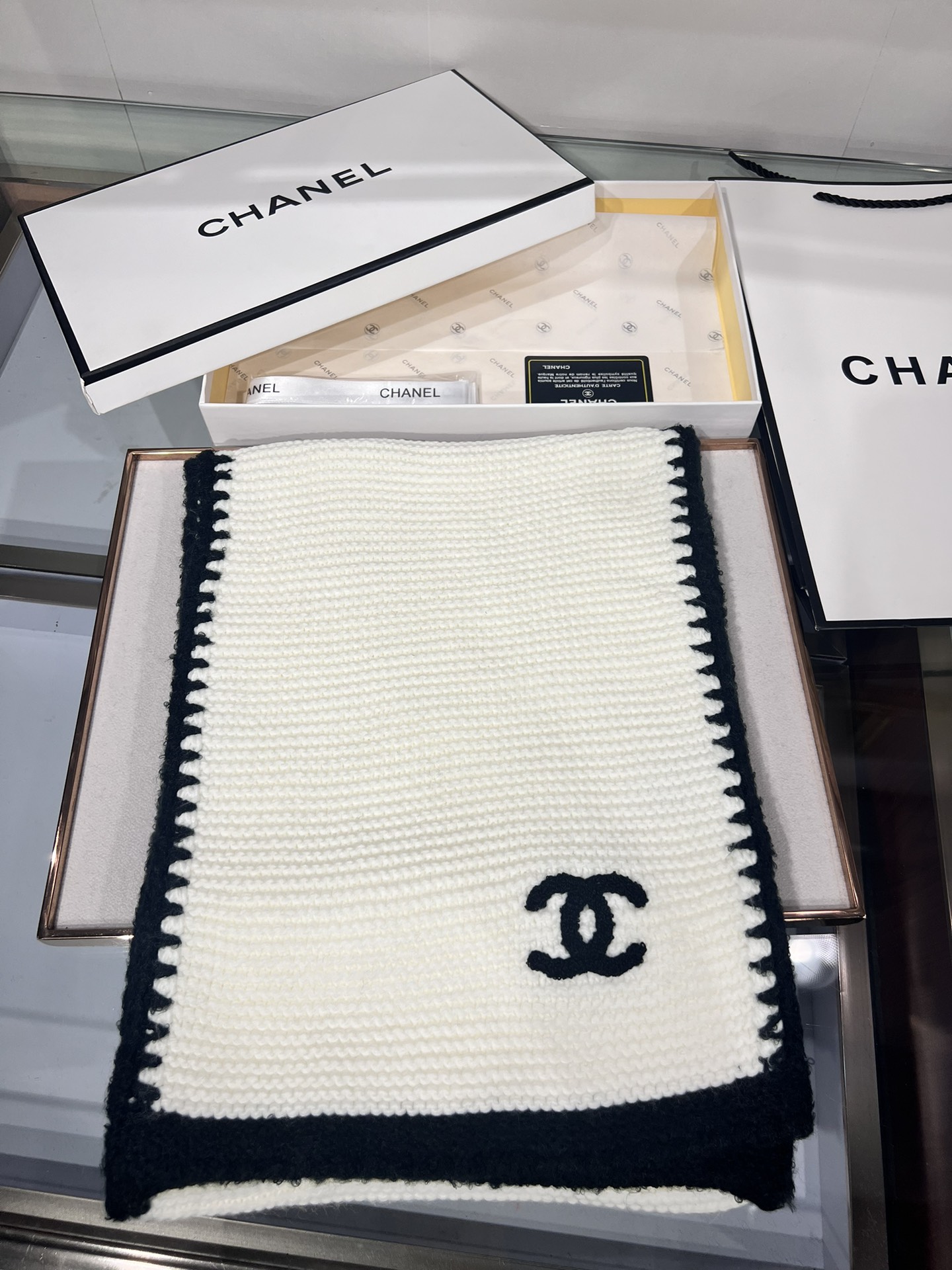 💟上新💃🏻💋👑👑香奈儿专柜新款【小香】💖💖美翻了 ，御用殿堂级极品‼️新款专柜在售 进口纯羊绒时尚绣花针